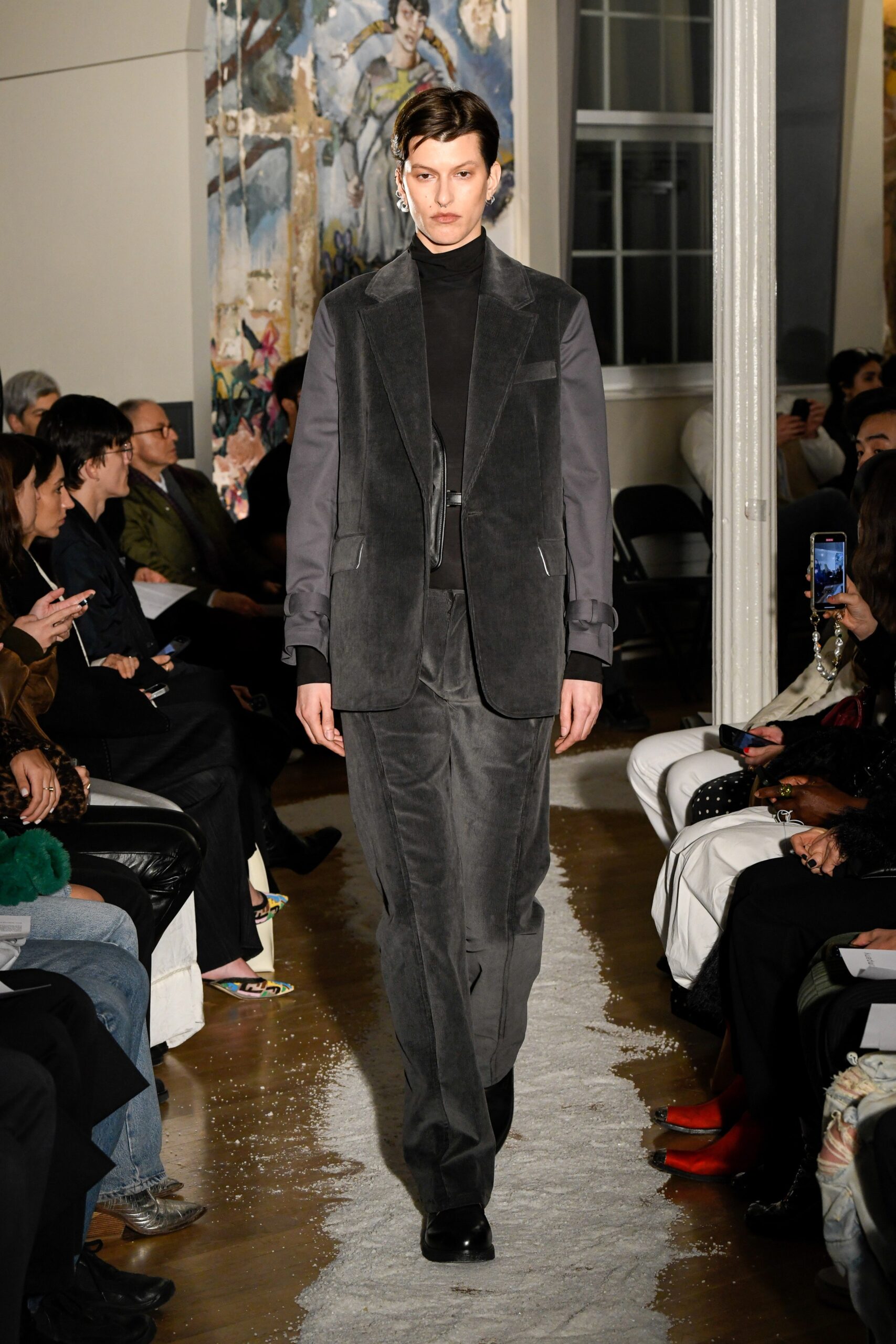 A tailored gray suit with long sleeves and a collared shirt, featuring a straight-leg fit.