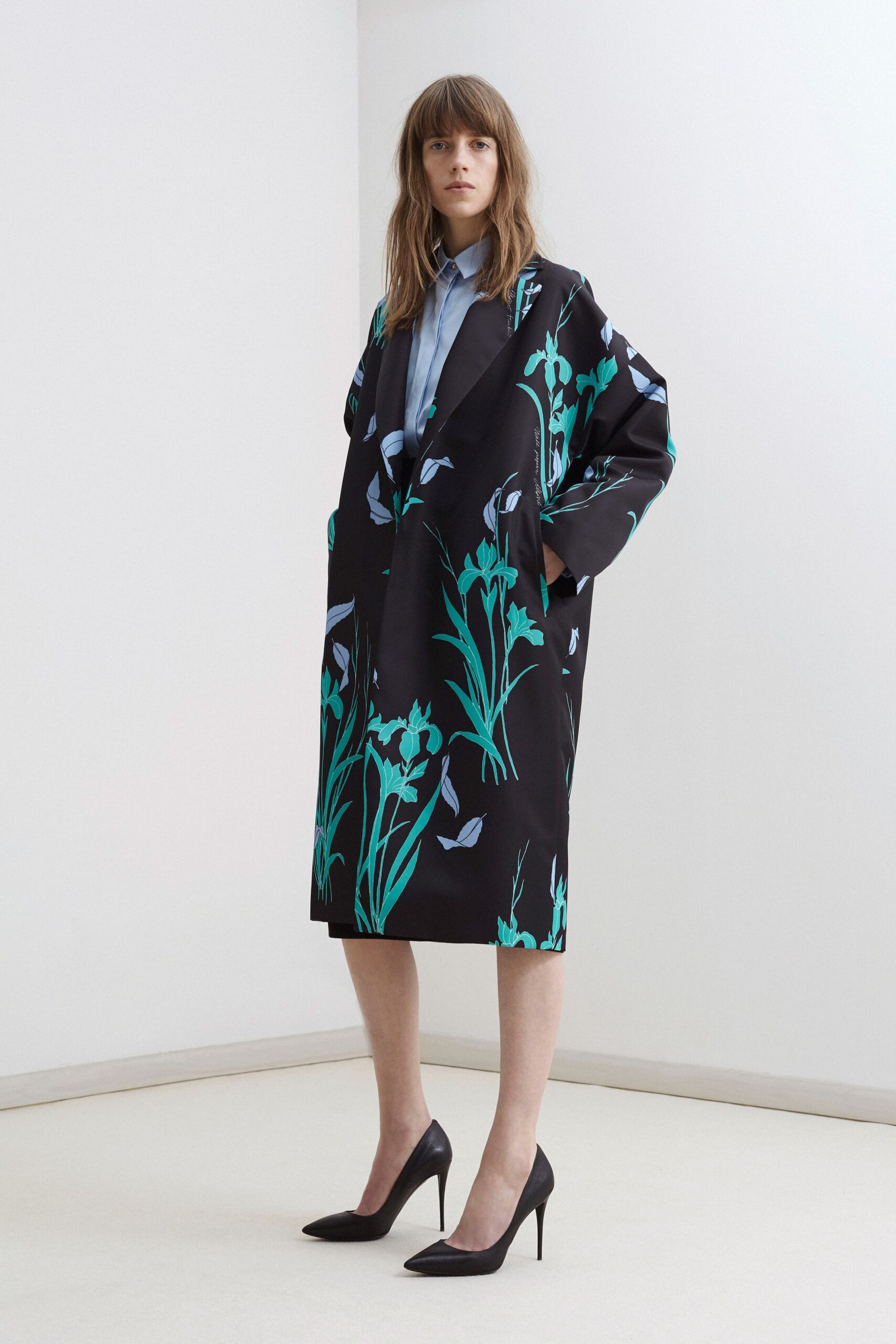 black silk long-sleeve collared oversized printed coat
