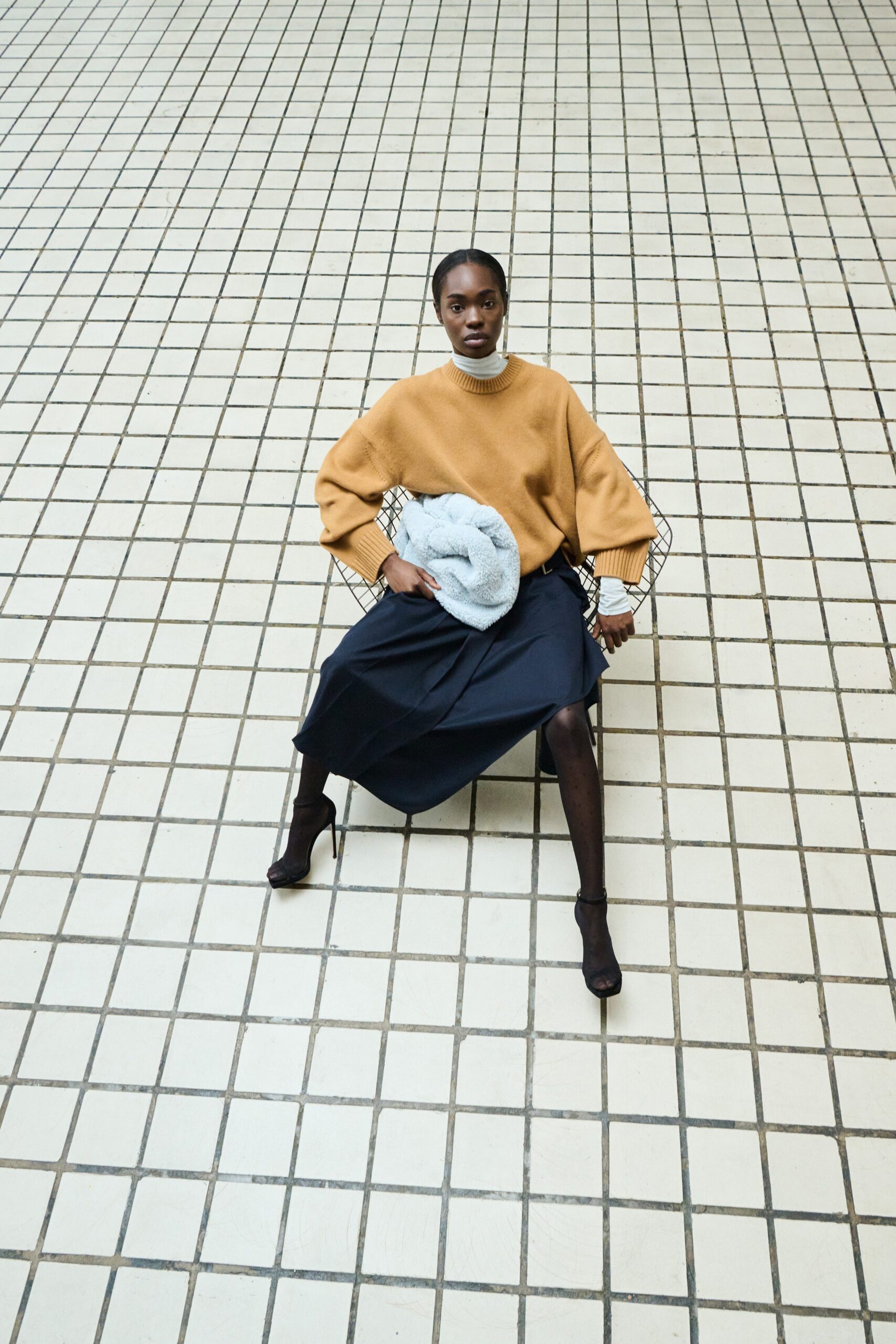 oversized brown sweater and black midi skirt
