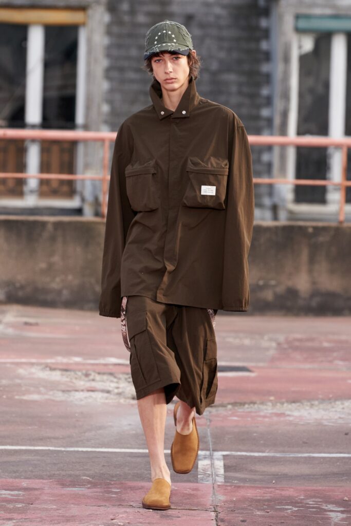 An oversized brown cotton jacket with long sleeves and wide-leg pants.