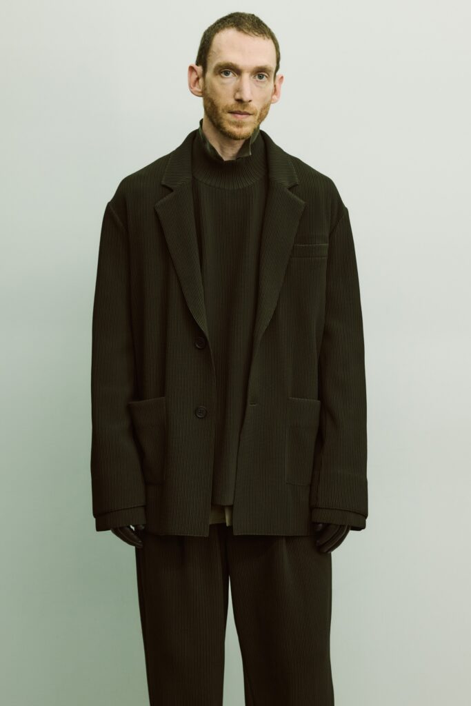 An oversized black jacket paired with matching black pants, creating a modern, relaxed silhouette.