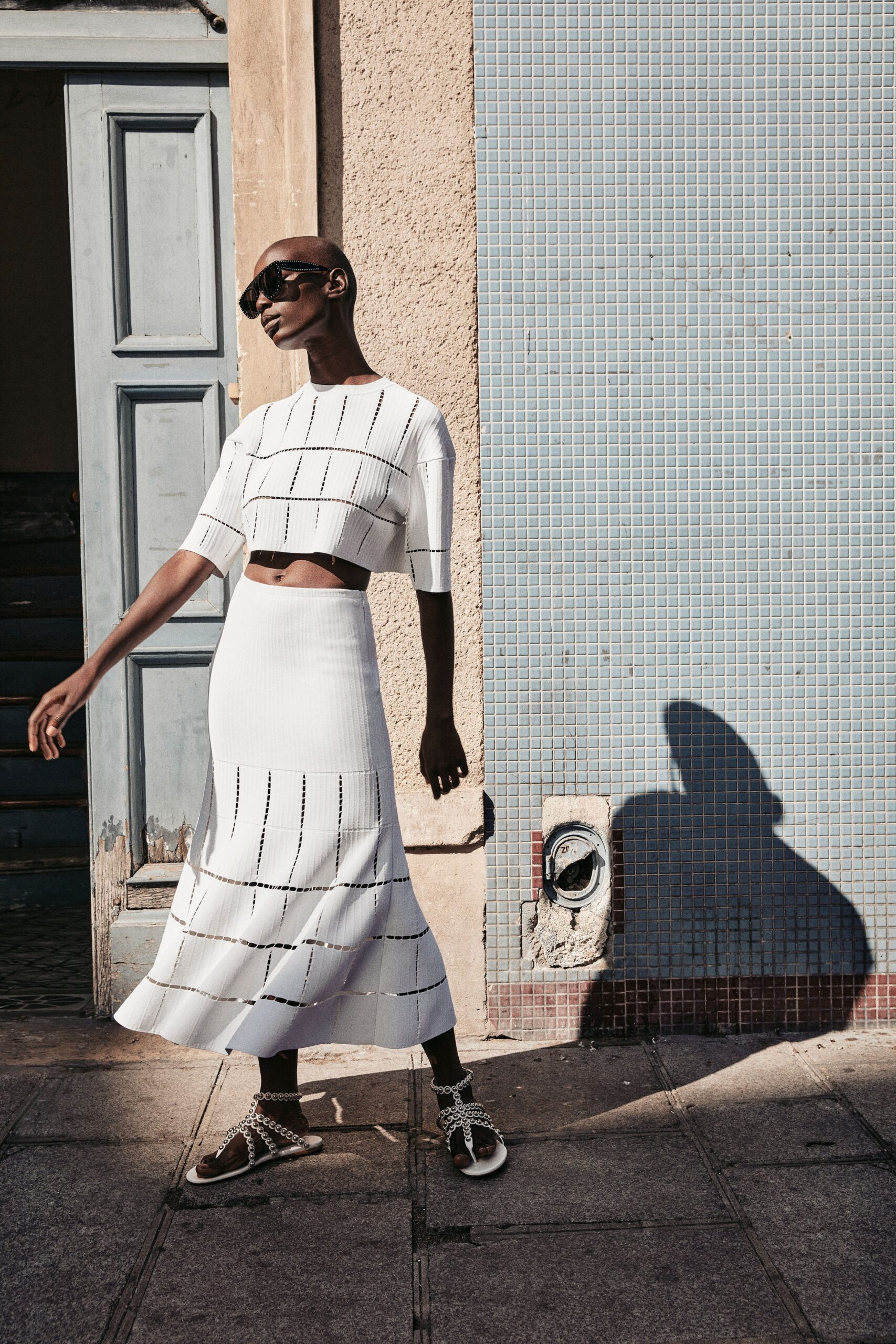 white cotton short-sleeve scoop-neck fitted striped cropped crop-top
