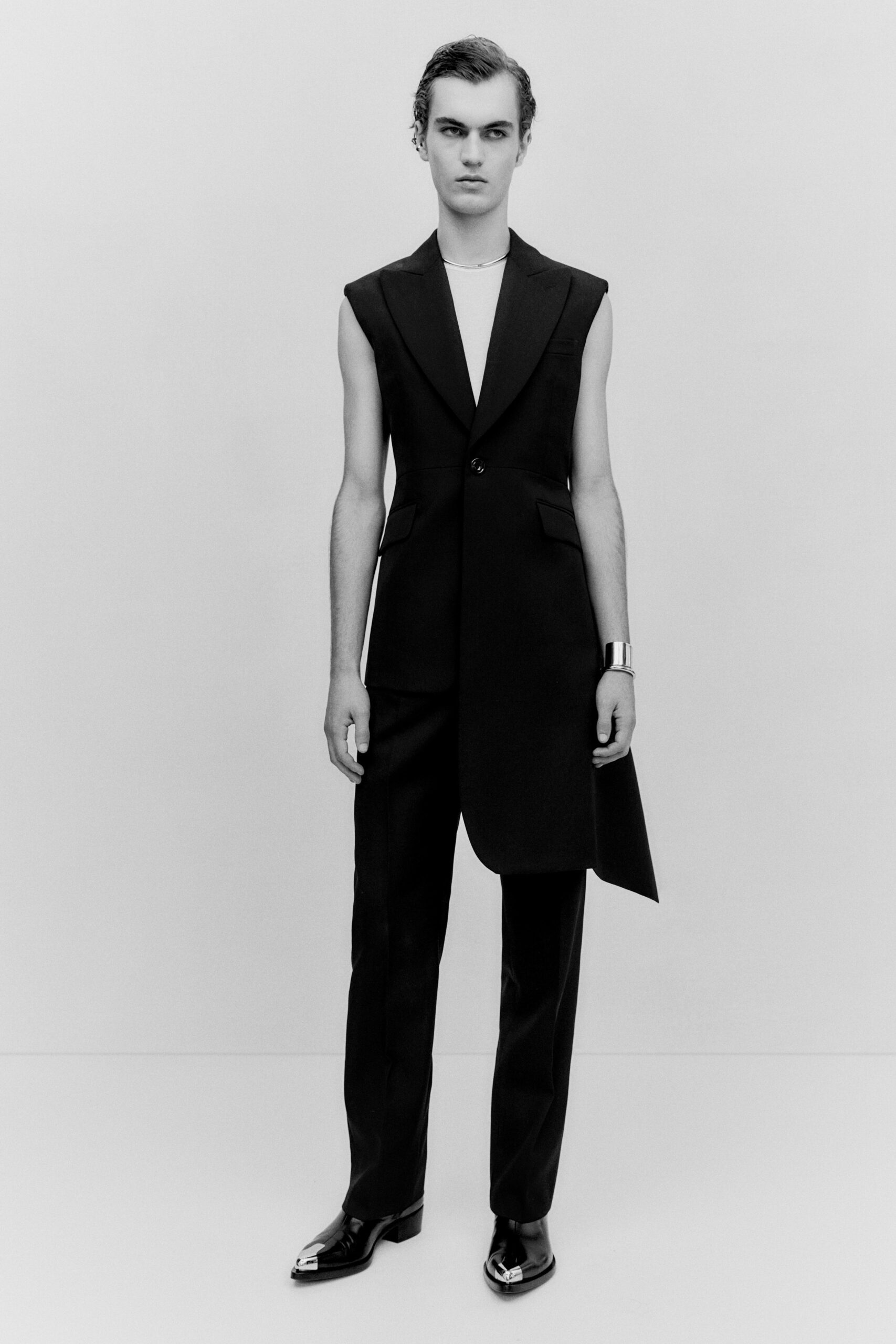 black wool sleeveless collared tailored buttoned blazer