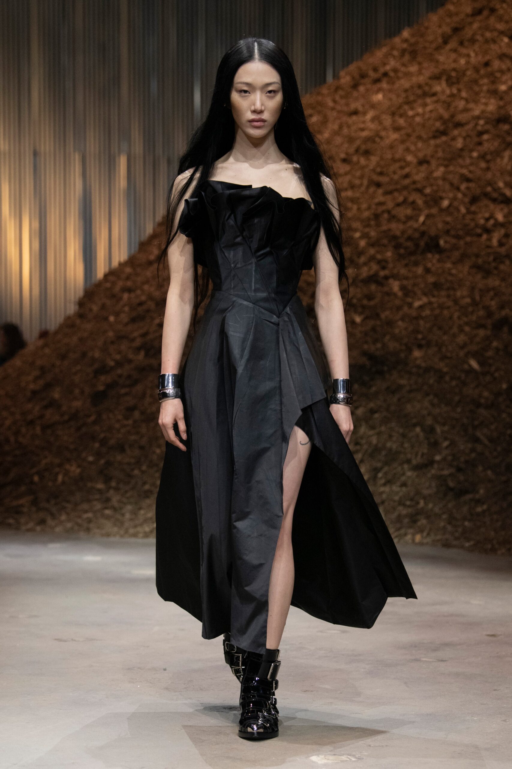 black fitted sleeveless dress