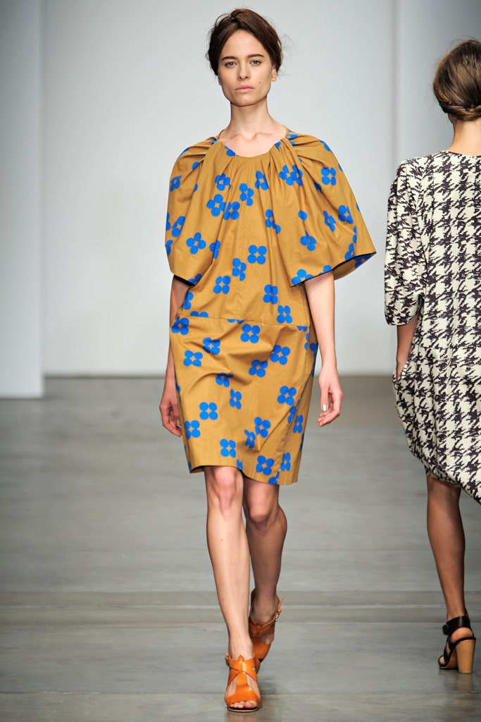 A relaxed brown dress with short sleeves and a floral print design.