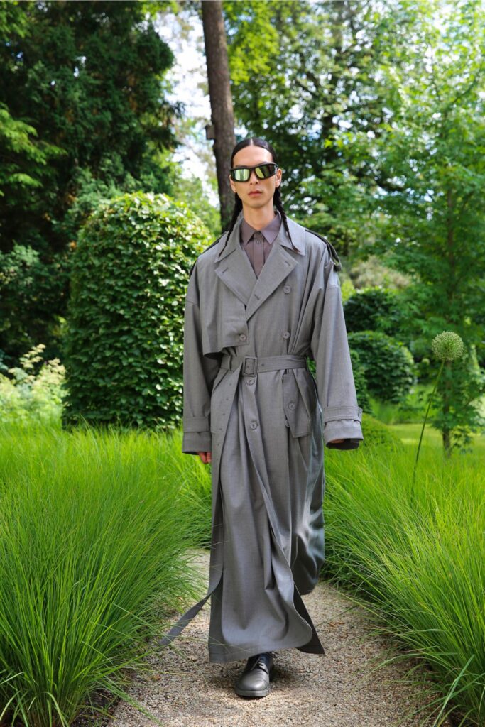 A relaxed gray cotton trench coat with long sleeves and a collared design.