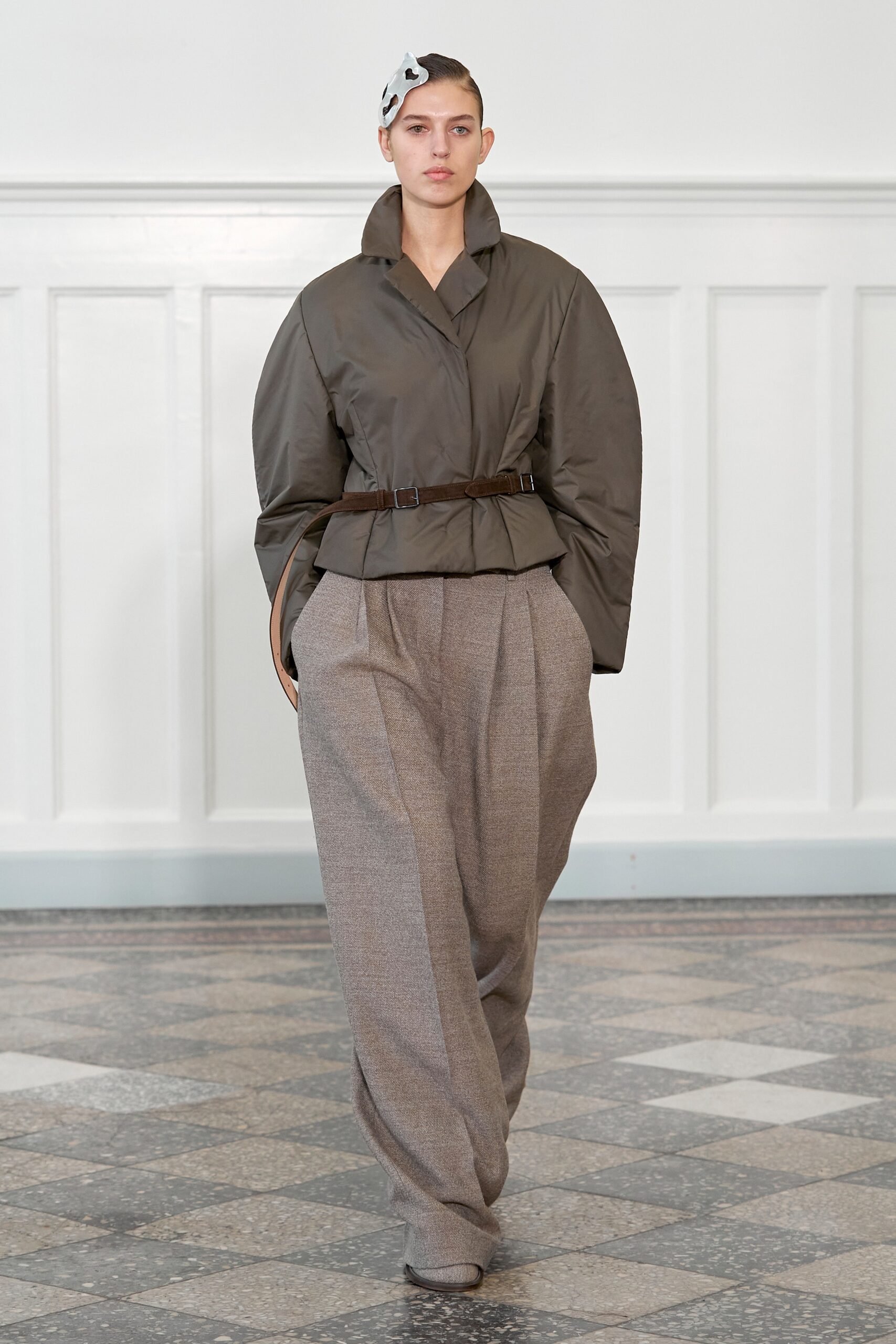 A relaxed gray jacket with a belted waist and long sleeves paired with loose-fitting pants.
