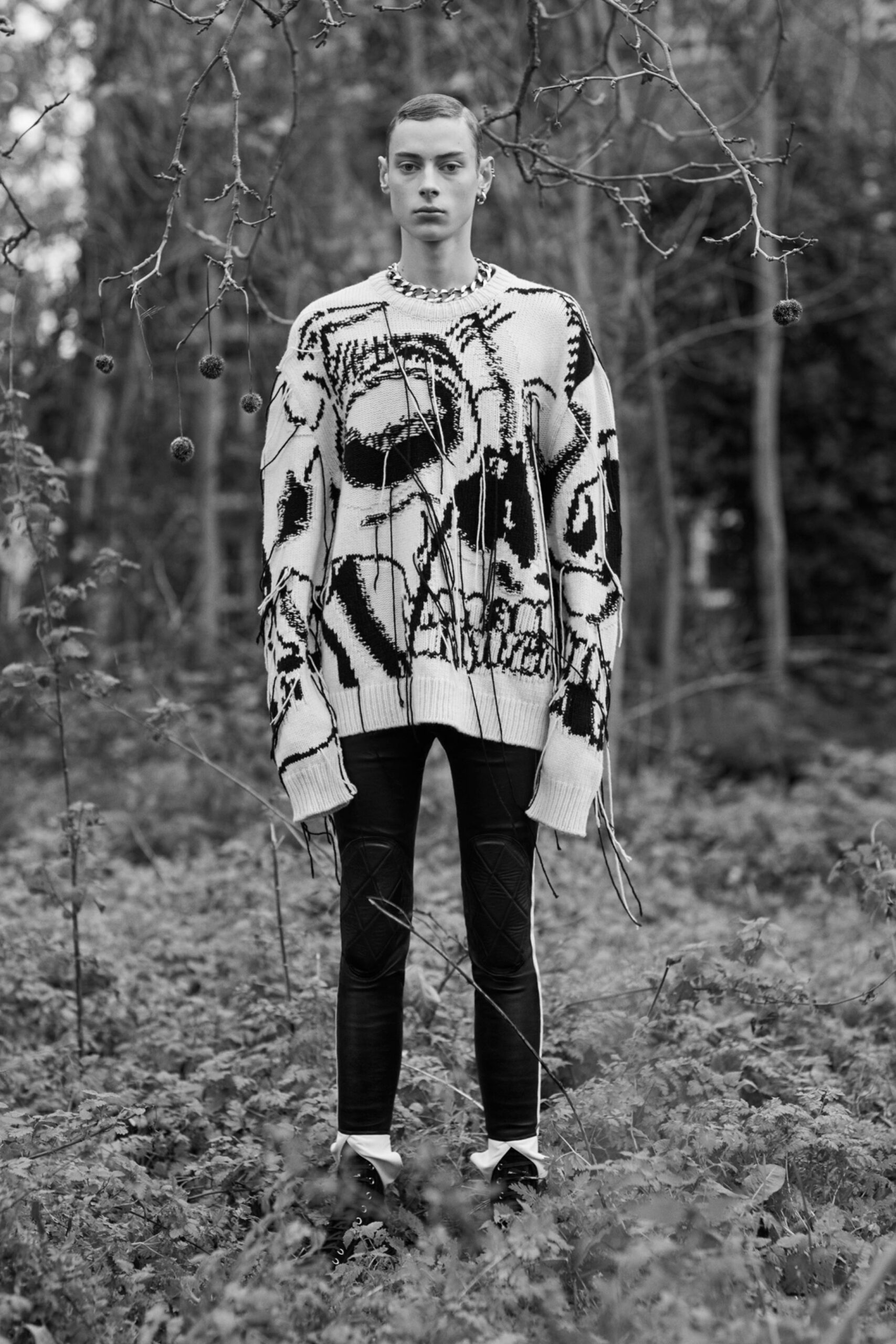 oversized black and white sweater with leggings