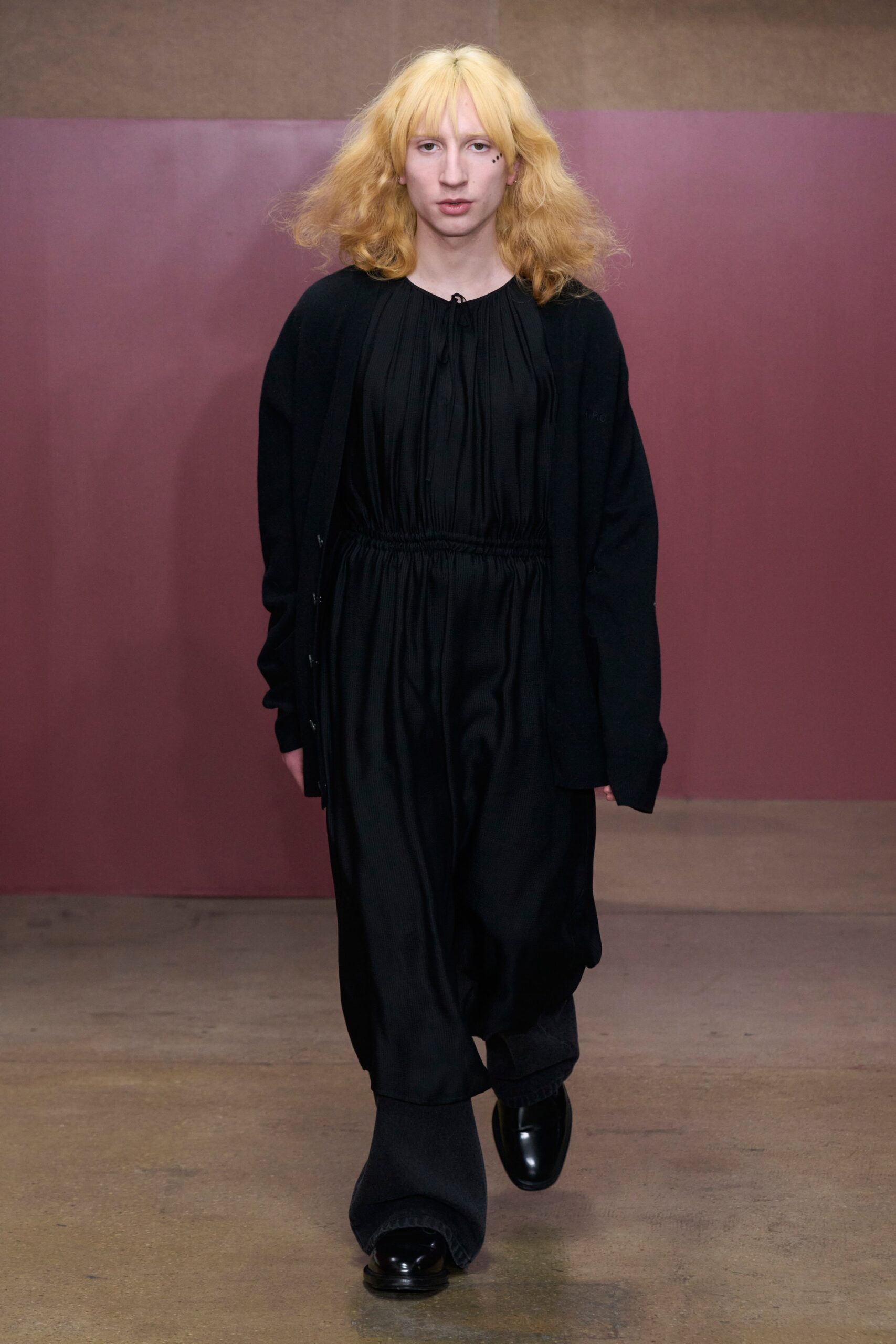 A relaxed black dress with long sleeves and pleated details for a stylish look.