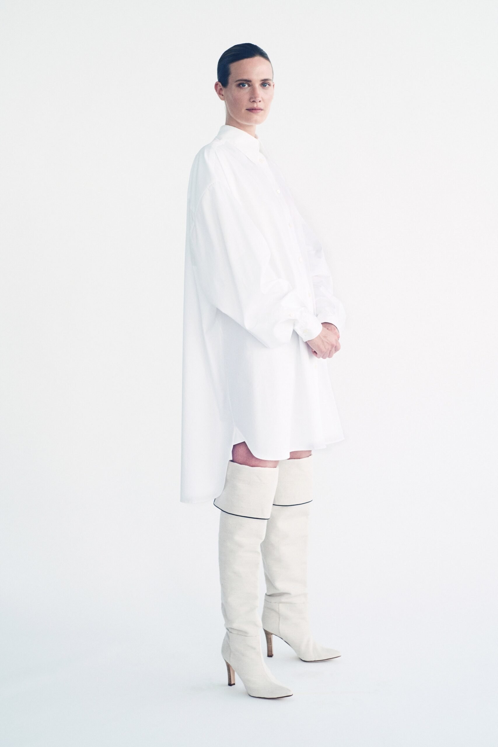 oversized white dress with beige boots