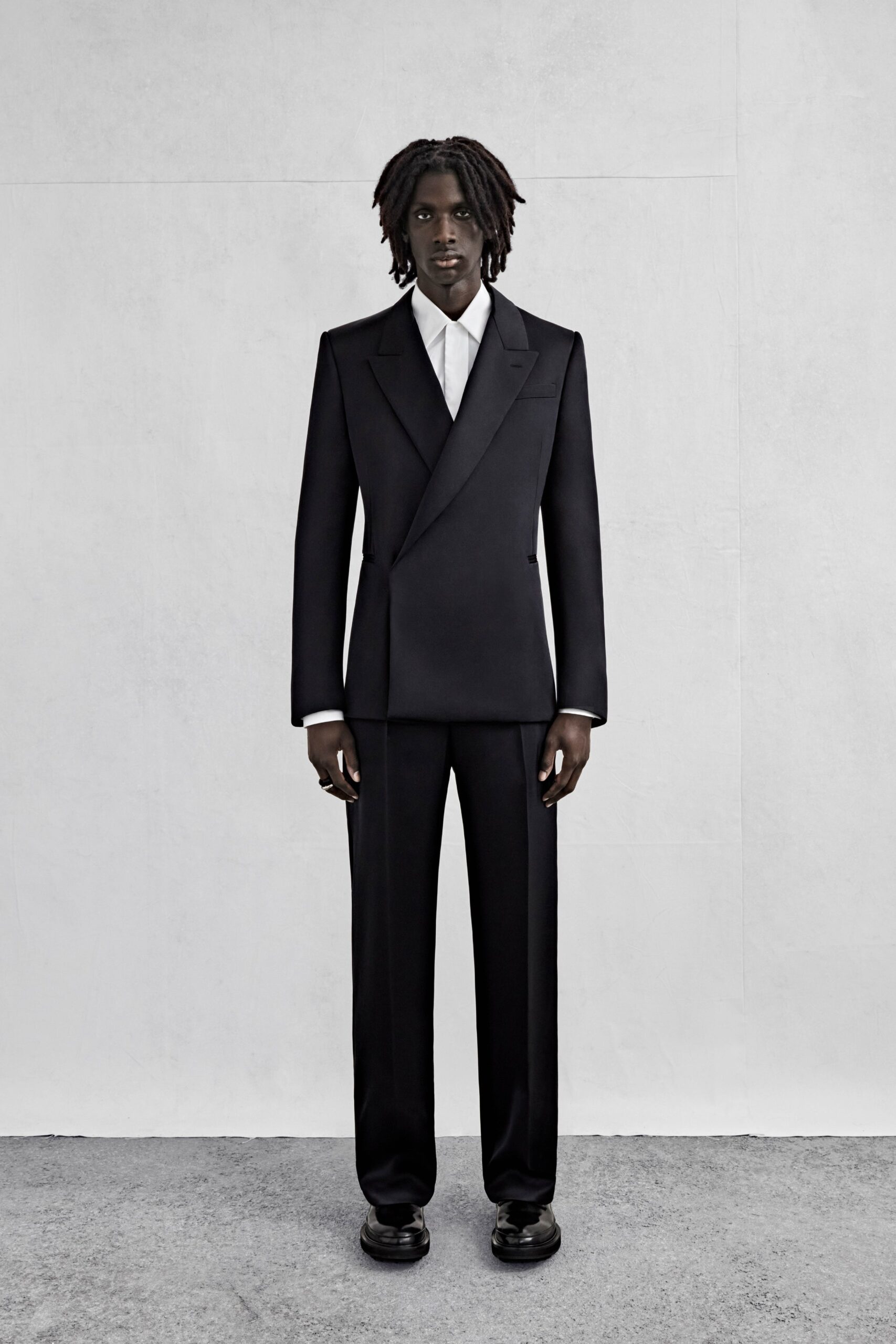 black wool long-sleeve collared tailored straight-leg suit