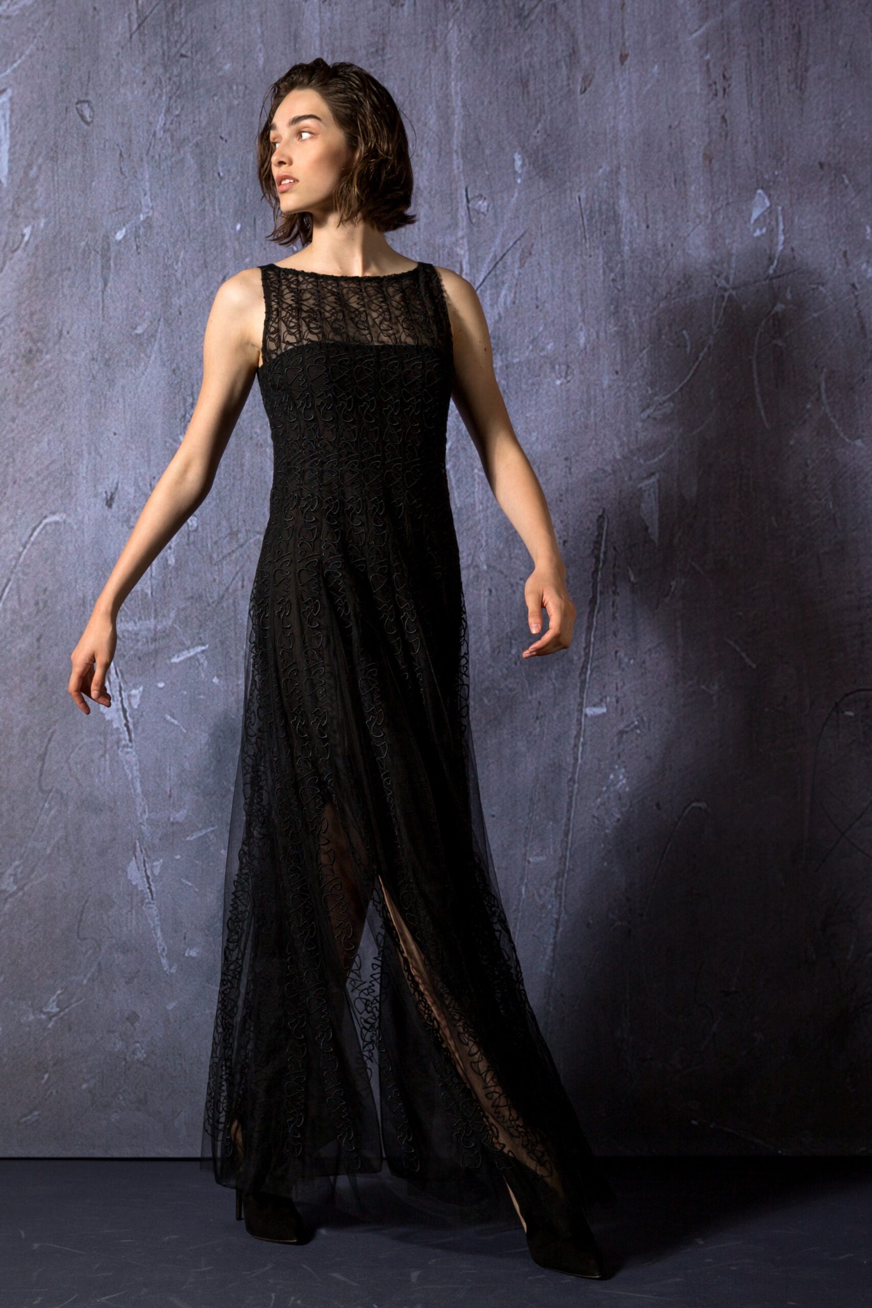 black lace sleeveless gown