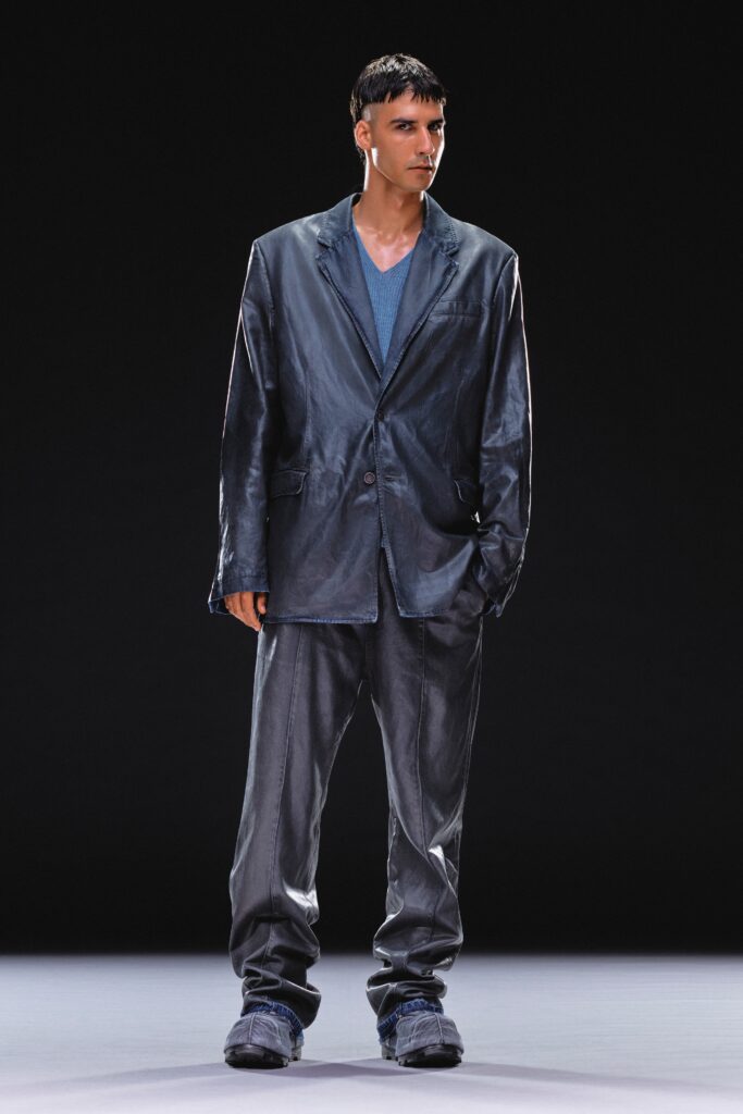 A relaxed gray leather suit with a long-sleeve jacket and V-neck top.