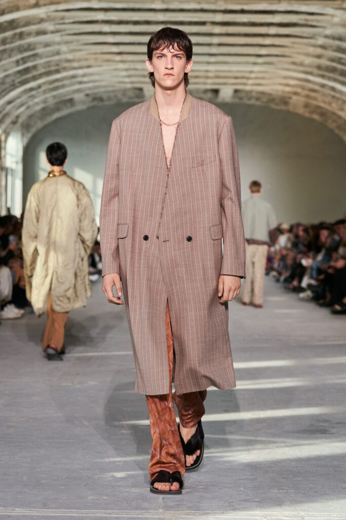 A relaxed-fit striped beige coat paired with matching relaxed pants for a stylish look.