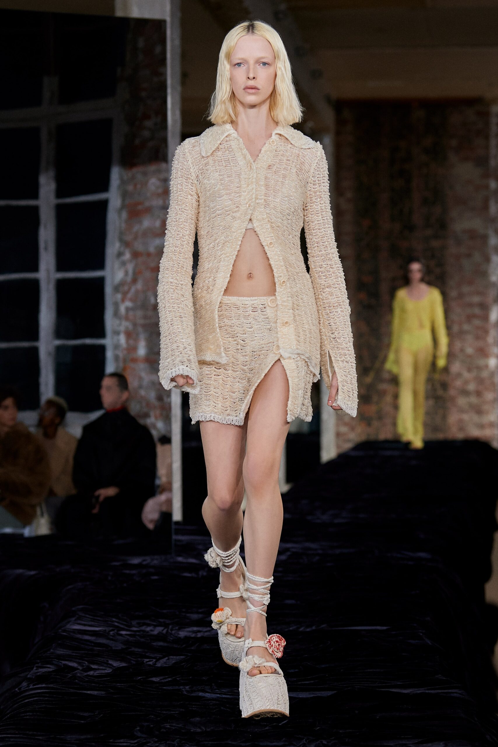 beige crochet slit fitted high-waisted mini skirt