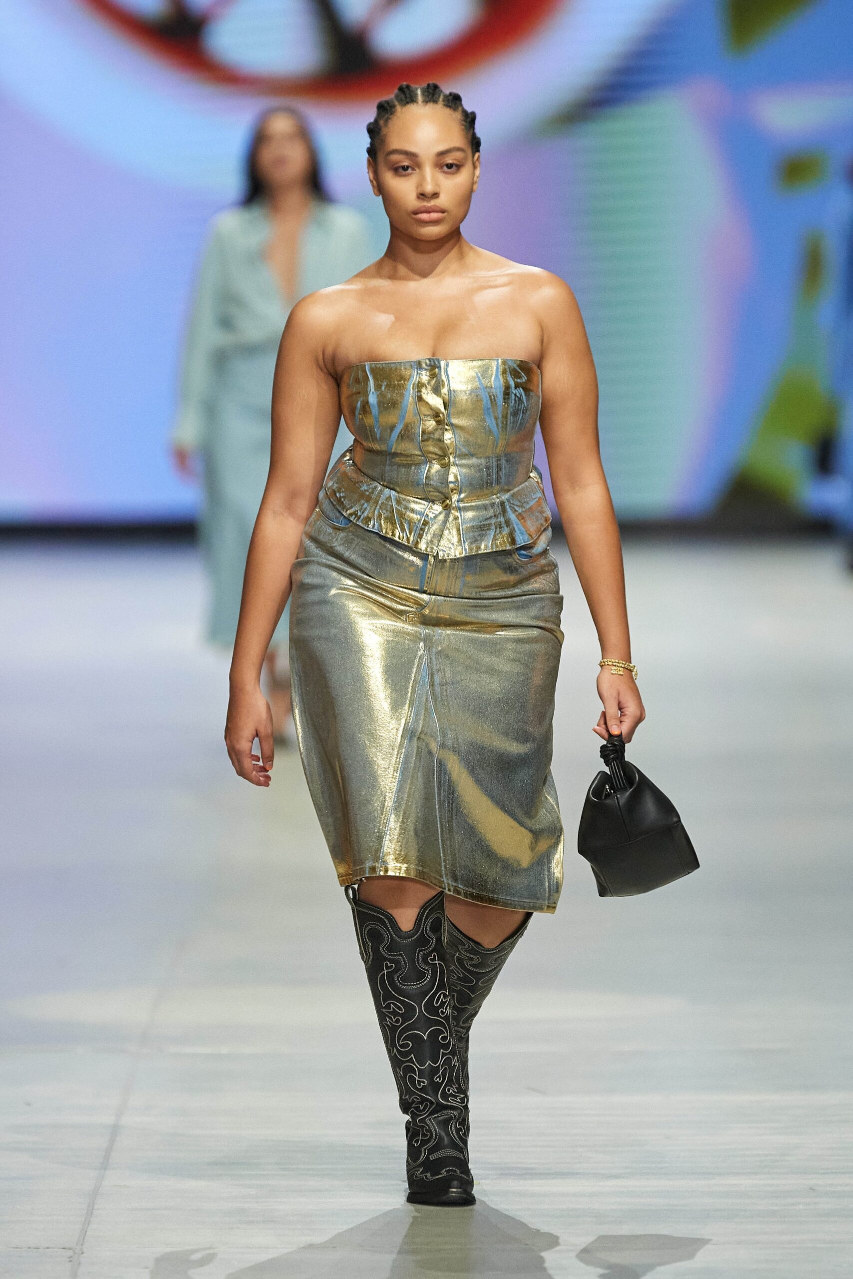 A fitted gold metallic strapless dress with a pencil silhouette.