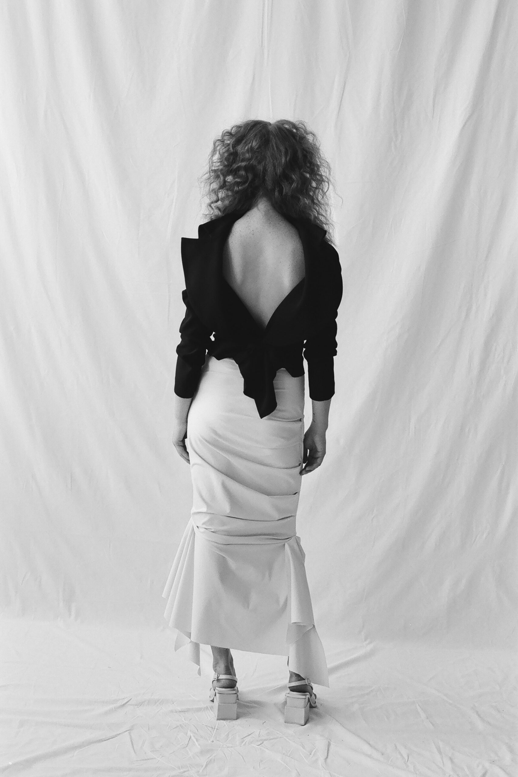black cotton long-sleeve backless fitted draped blazer