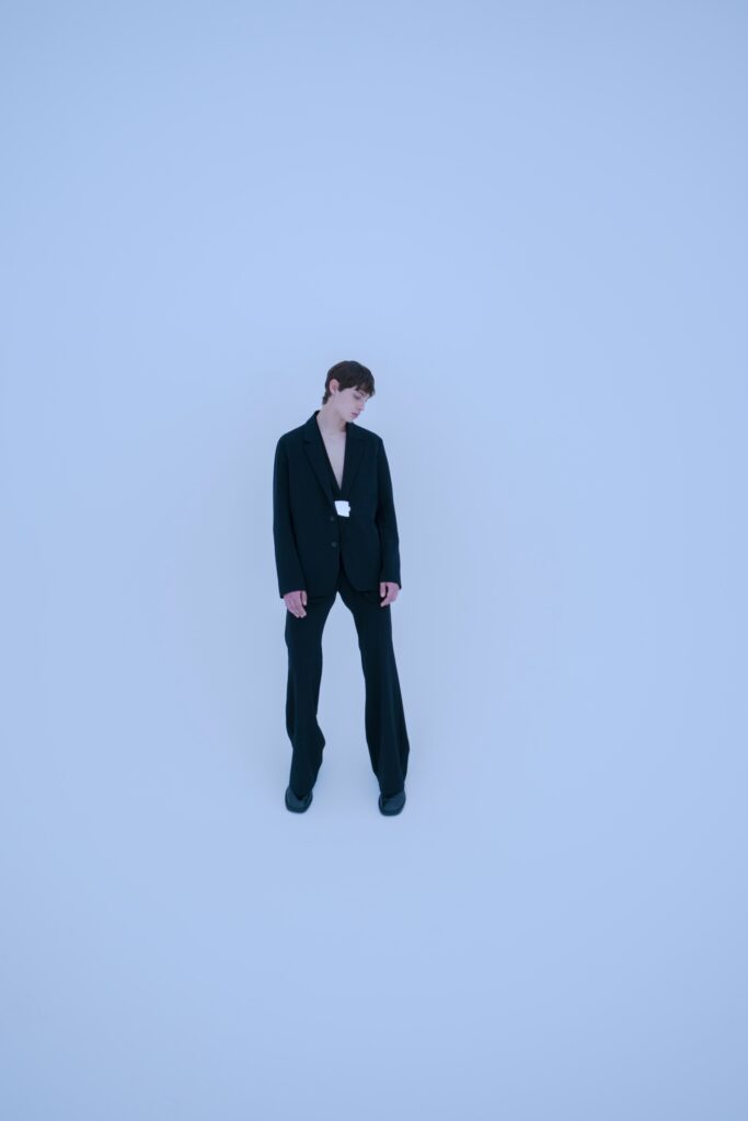 A fitted black blazer with a V-neckline paired with matching black pants for a sleek look.