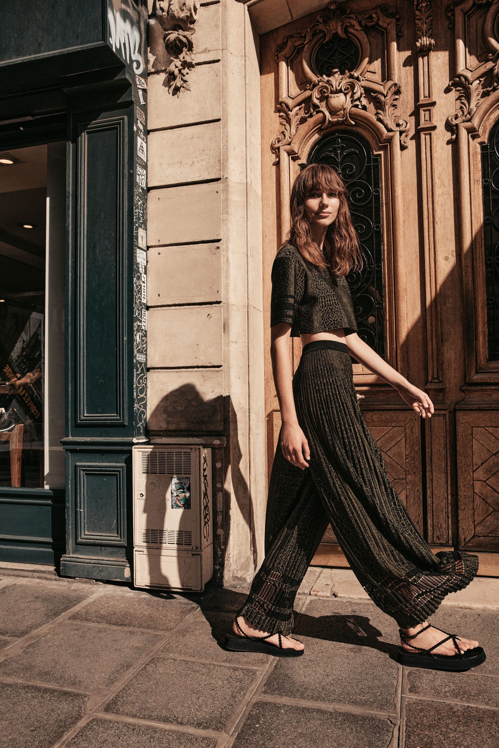 black cotton short-sleeve scoop-neck fitted pleated top