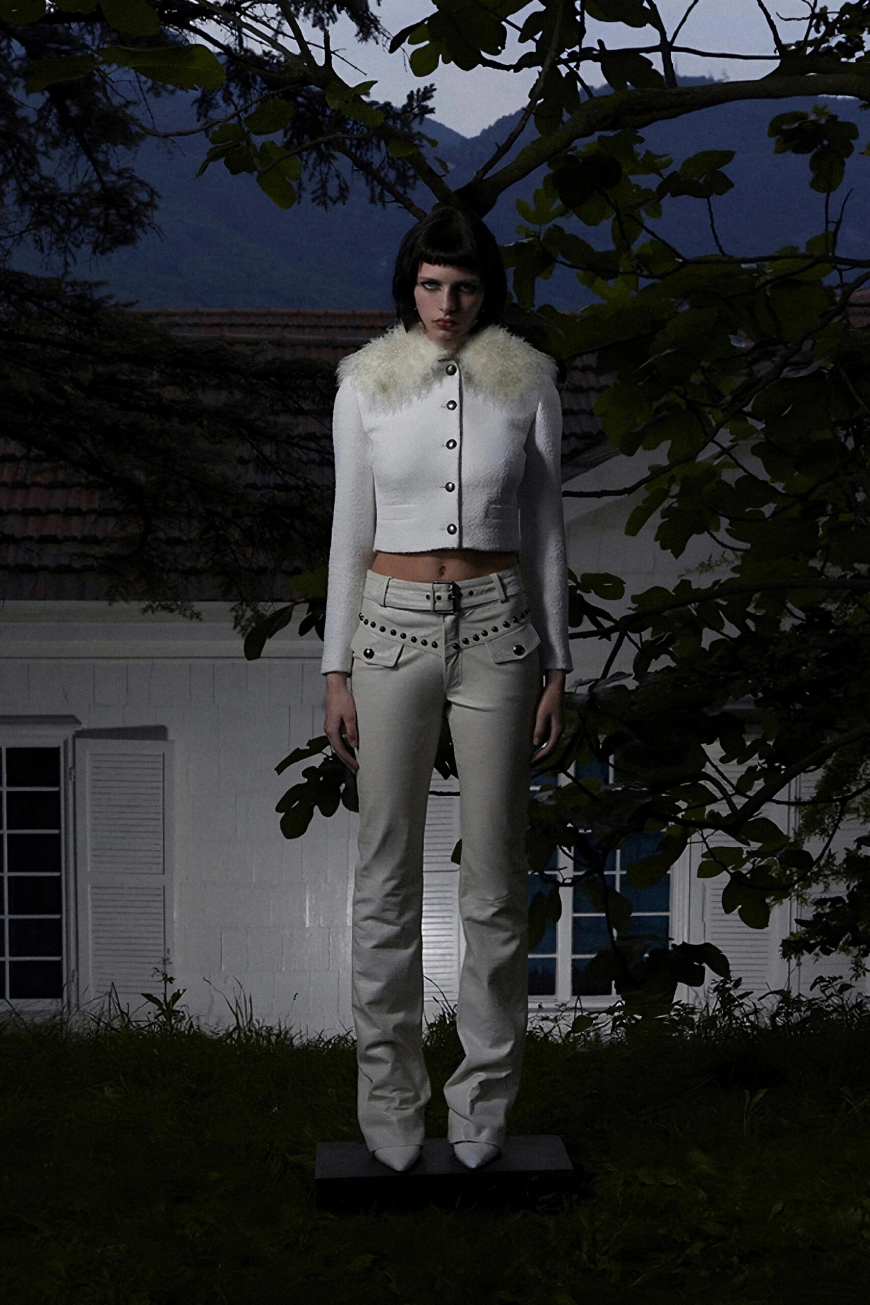 white wool long-sleeve collared fitted buttoned jacket