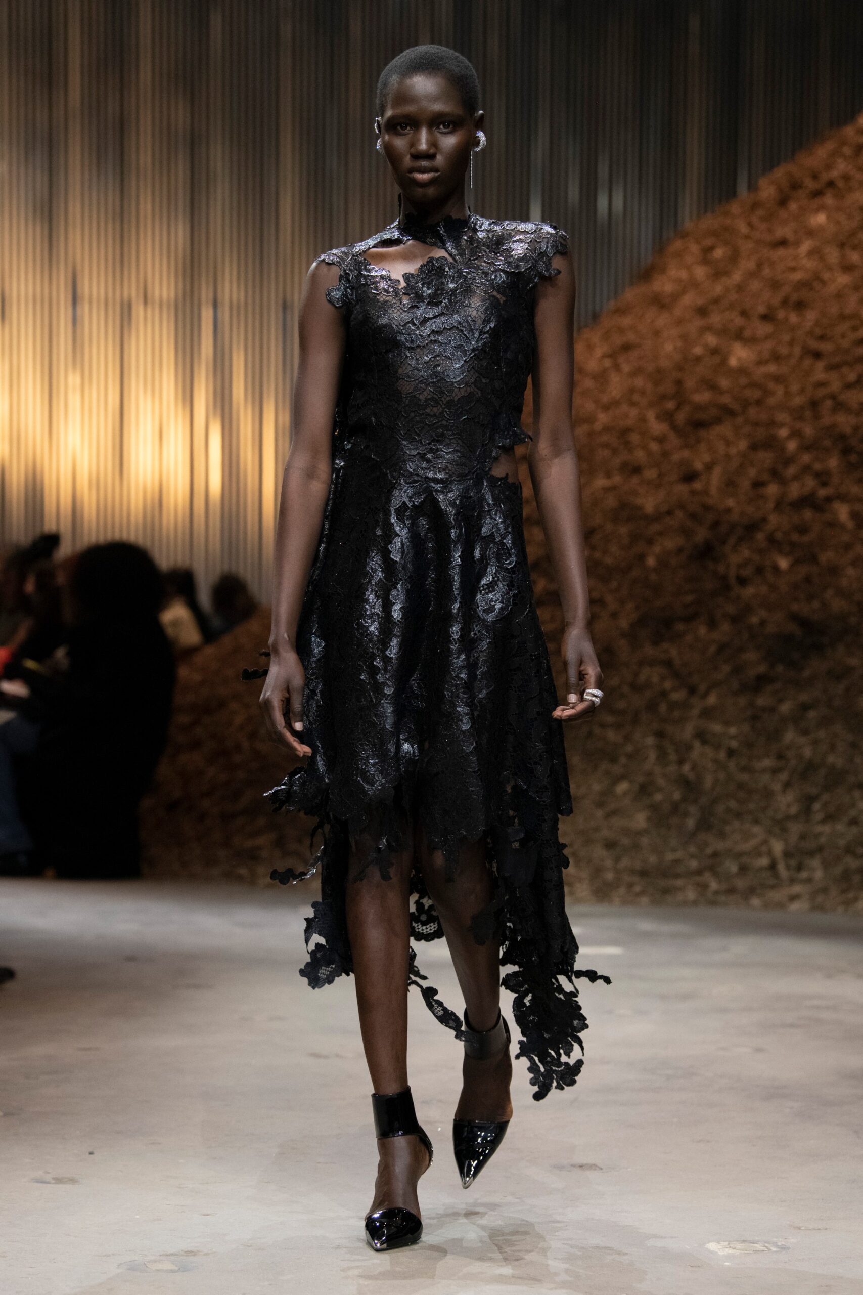 black lace sleeveless dress