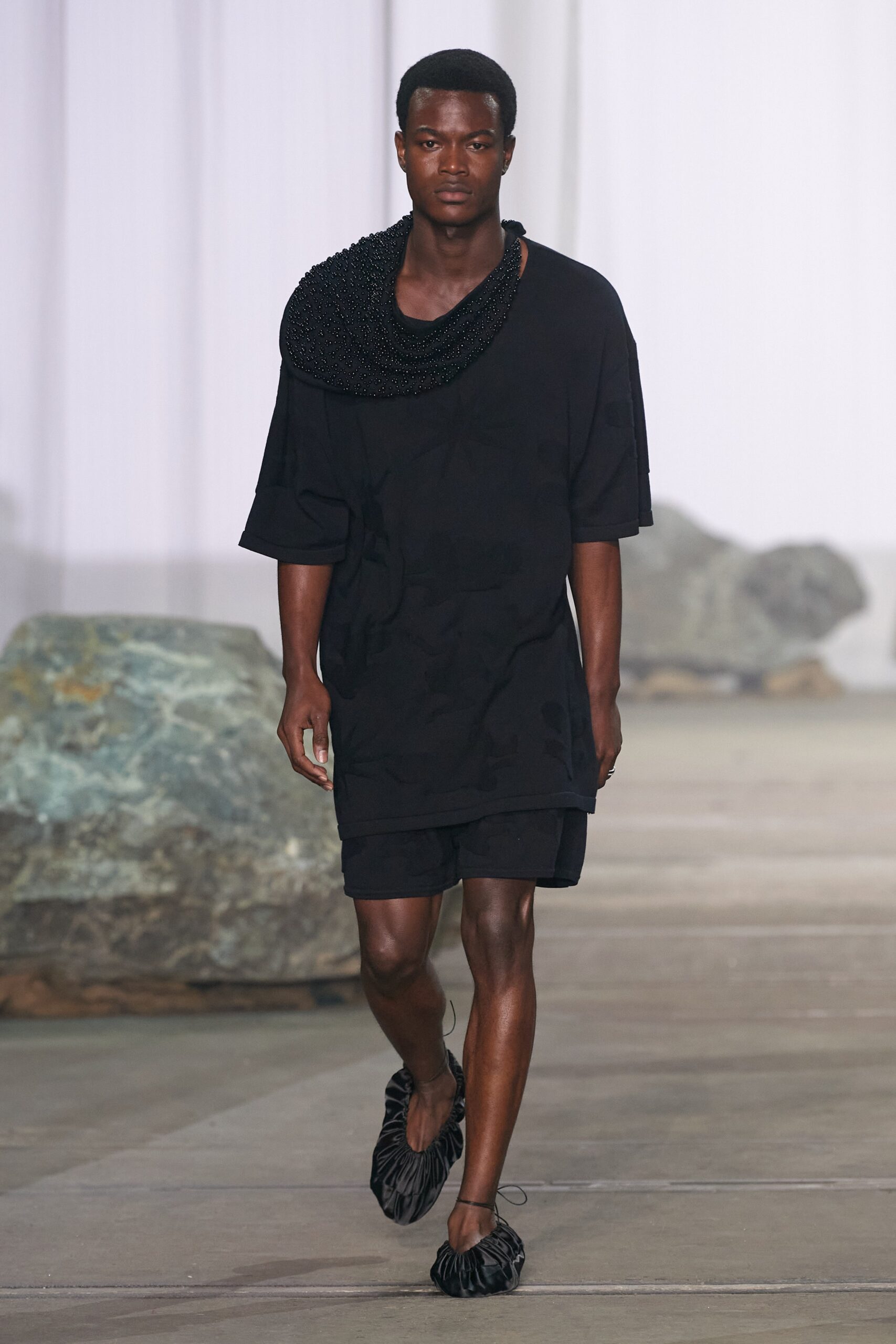 black relaxed dress with ruffled shoes