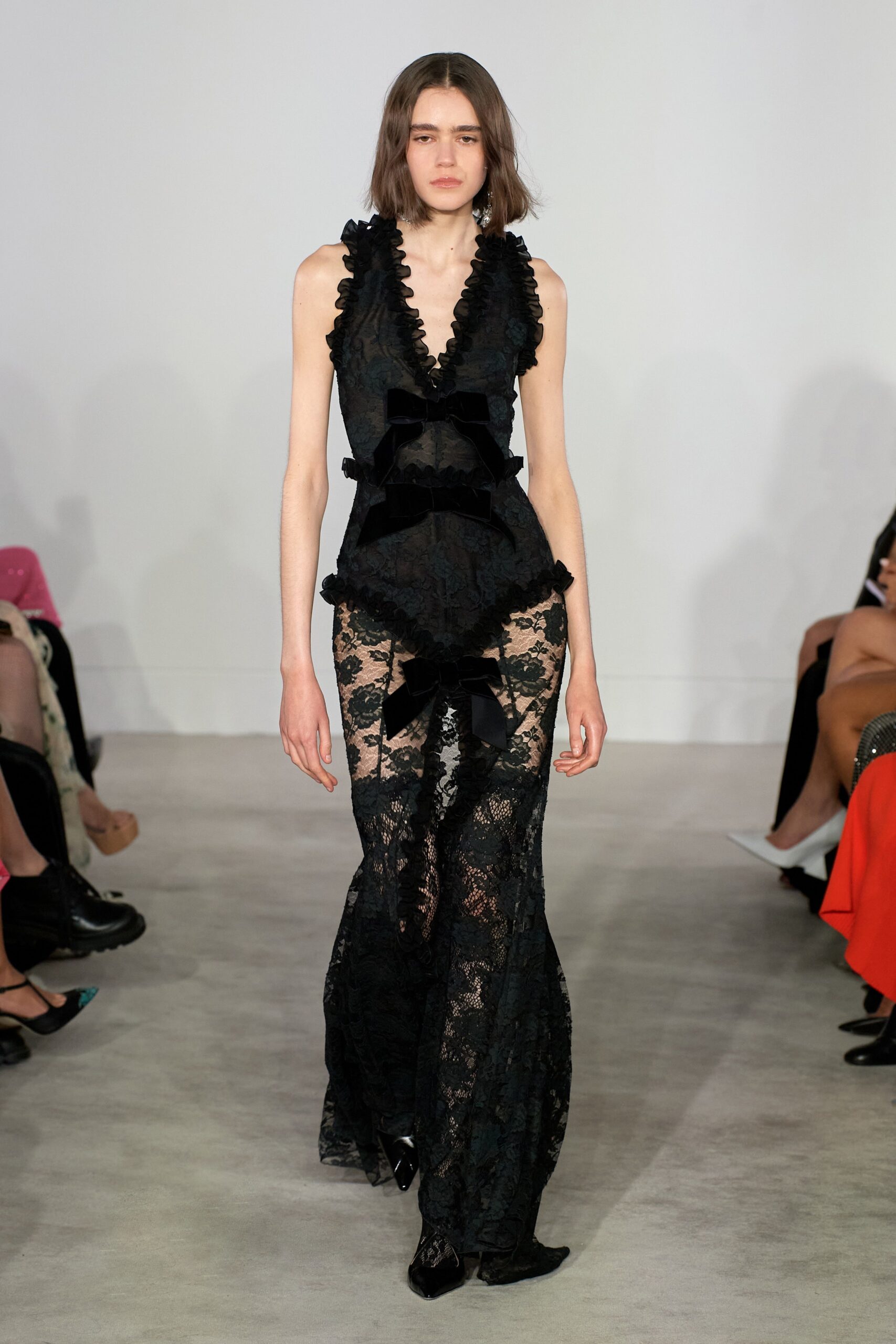 black lace sleeveless dress