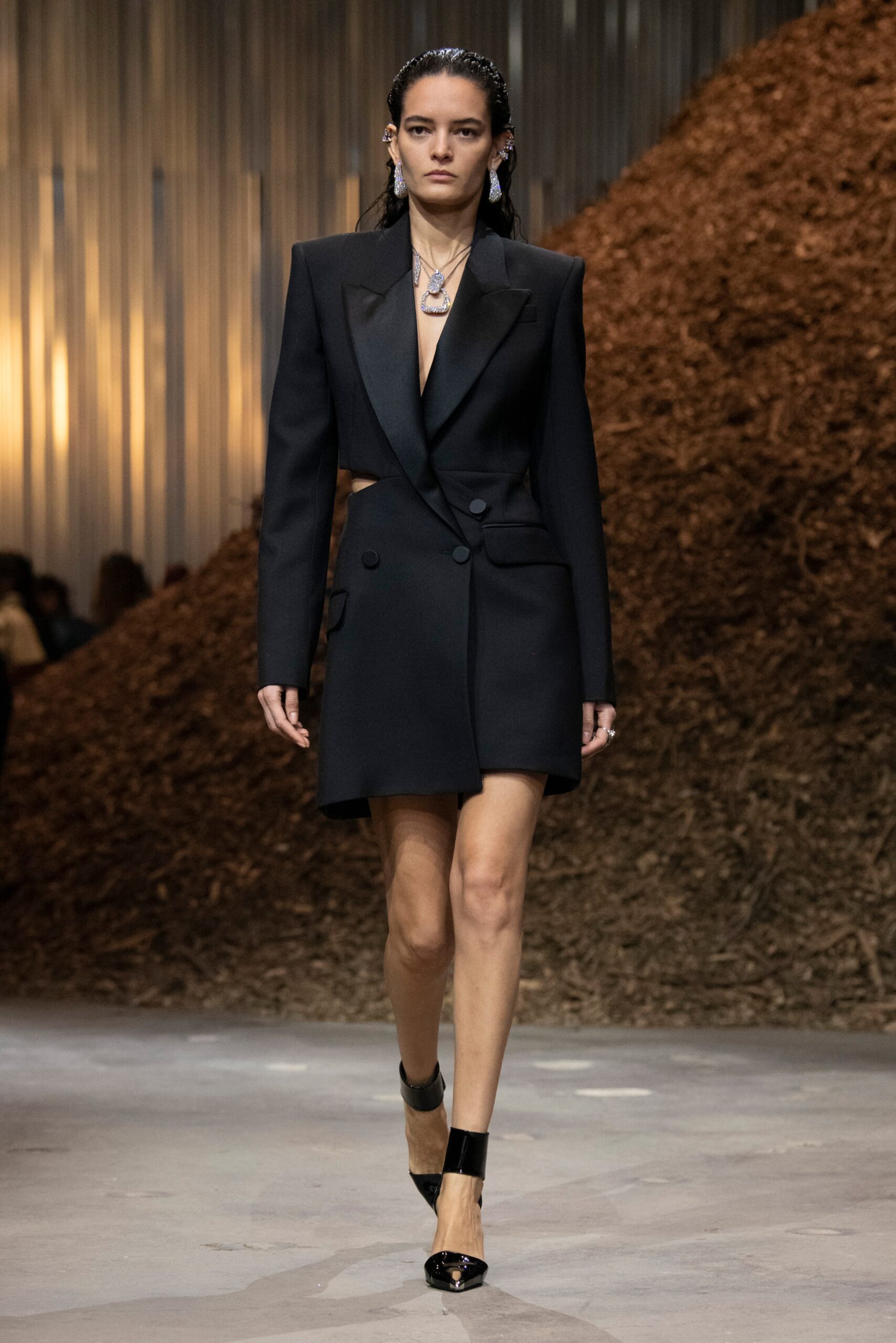 black wool long-sleeve collared fitted buttoned blazer
