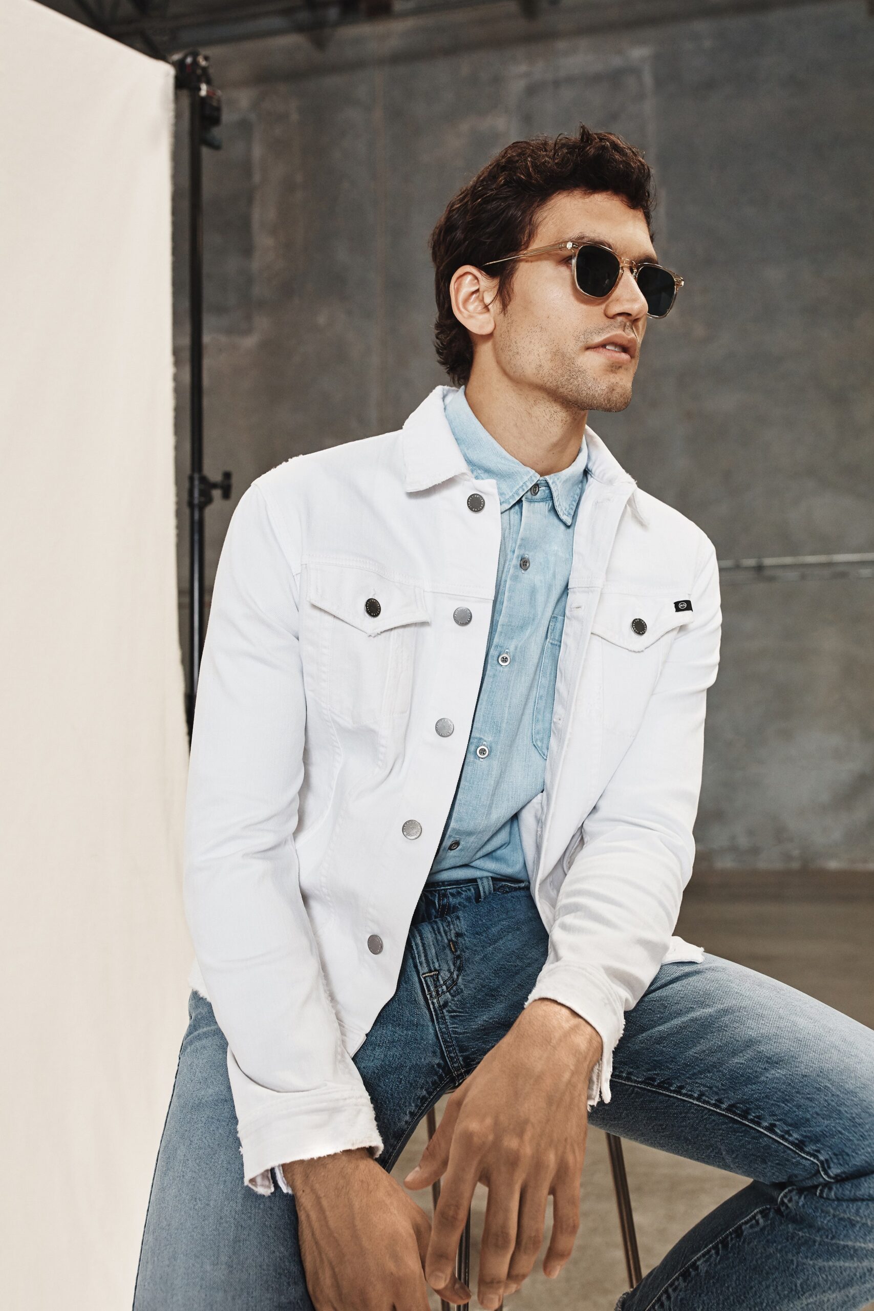 white denim long-sleeve collared fitted buttoned jacket