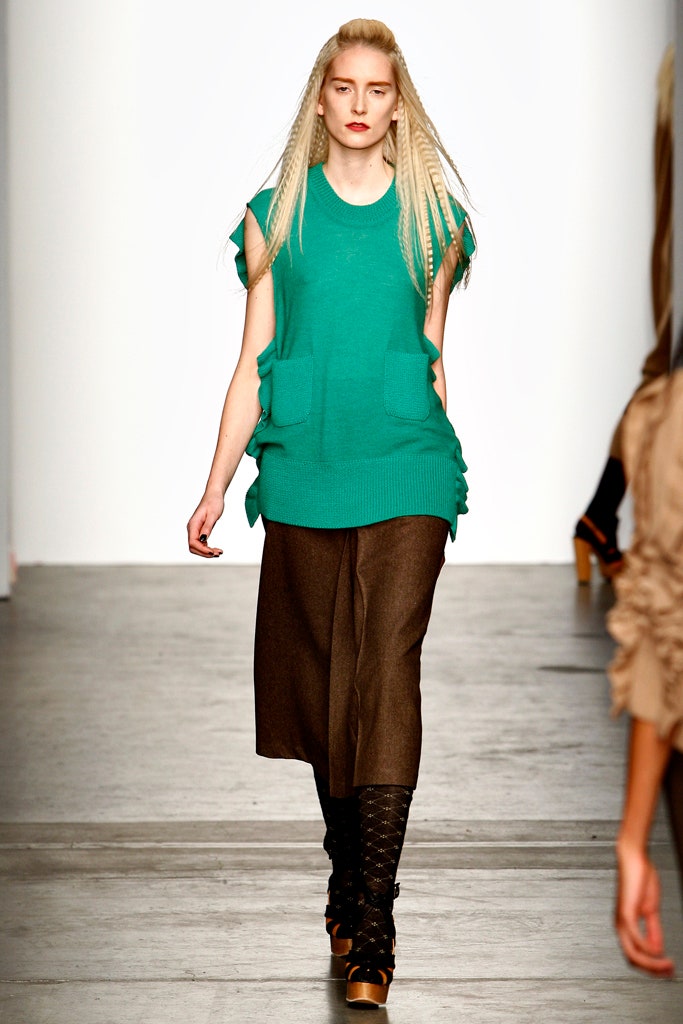 A relaxed green sleeveless top paired with brown culottes, featuring a layered design.