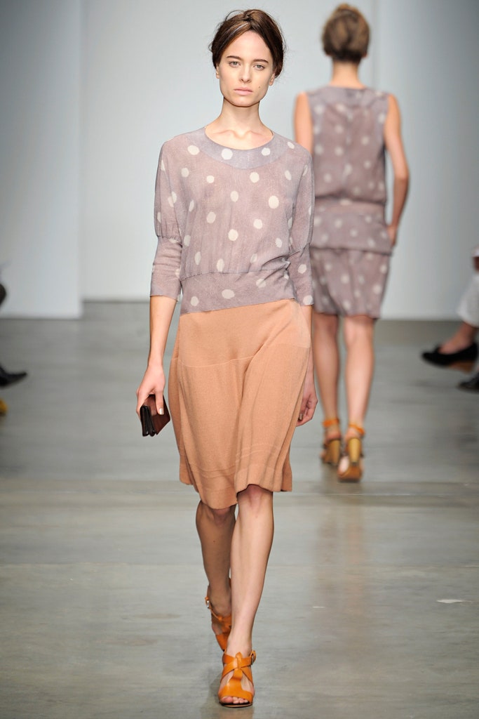 A relaxed beige and gray polka-dot dress with short sleeves and a tiered design.