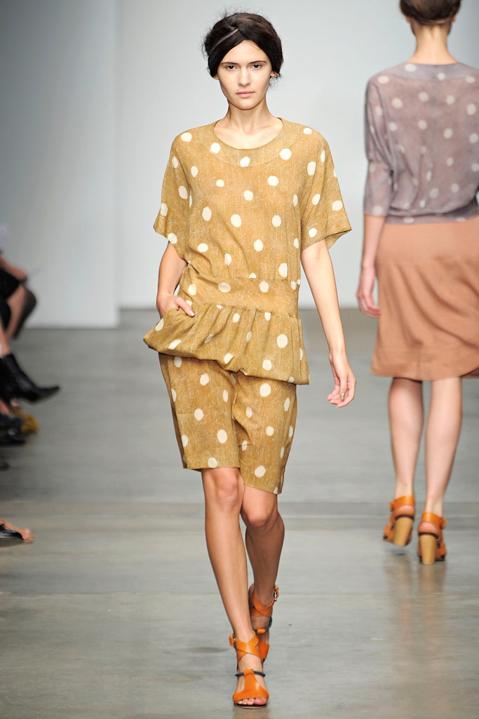A relaxed brown cotton dress with short sleeves, a collared design, and a tiered polka-dot pattern.