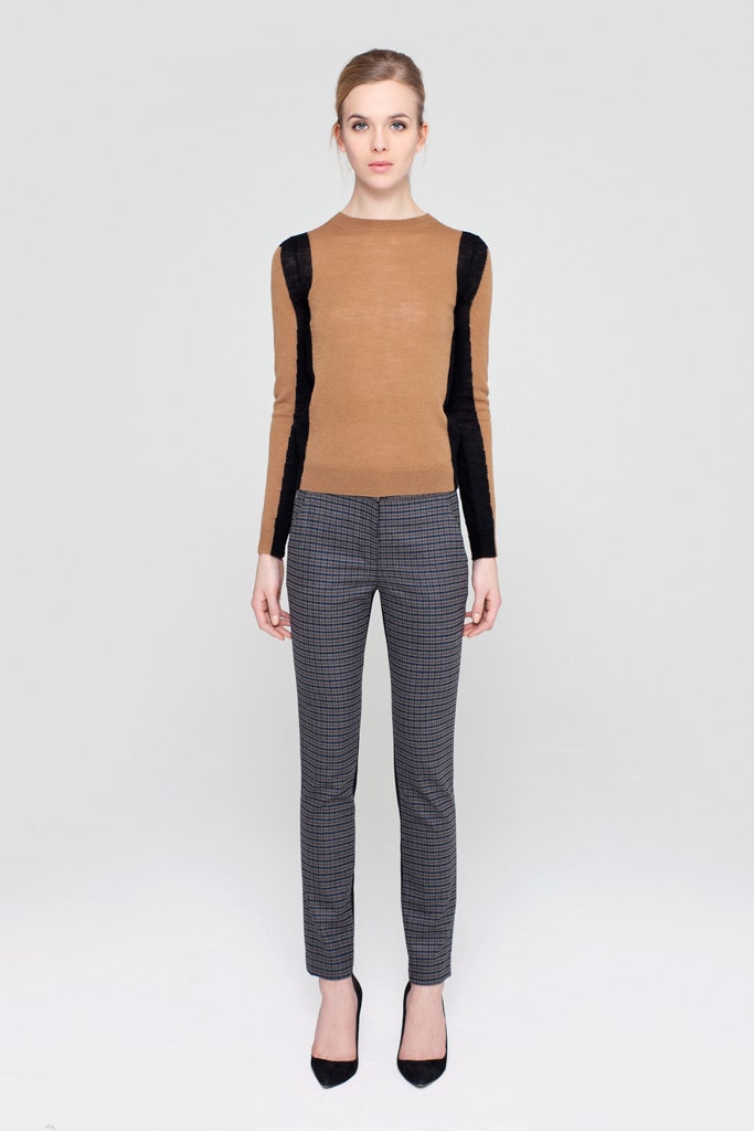 brown and black color-blocked top with slim pants