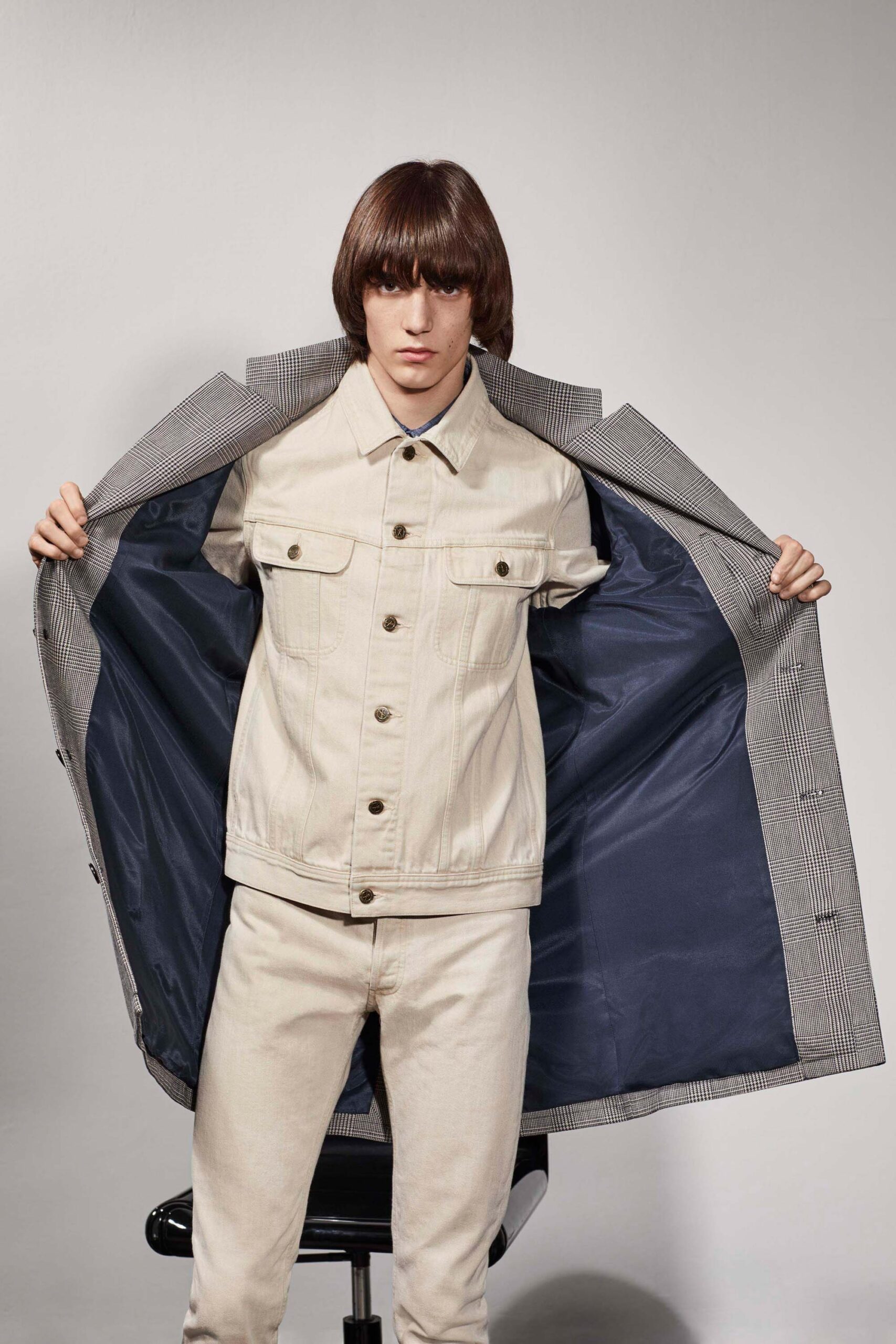 beige denim long-sleeve collared relaxed buttoned jacket