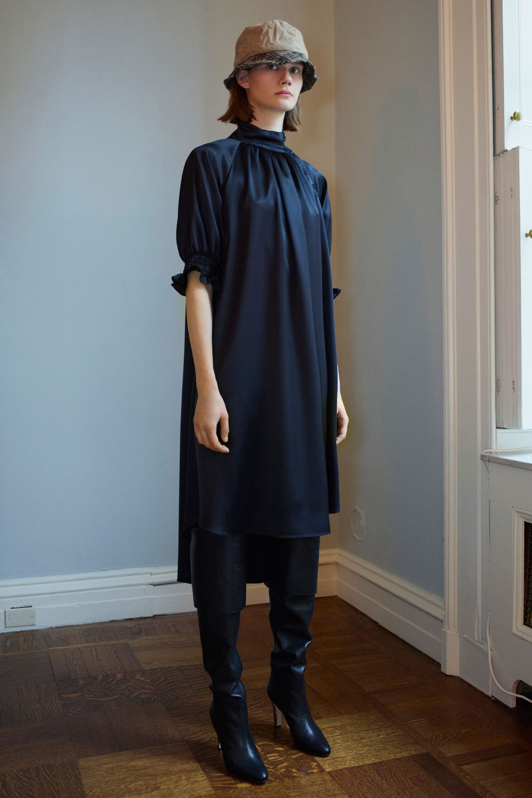 black relaxed midi dress with boots