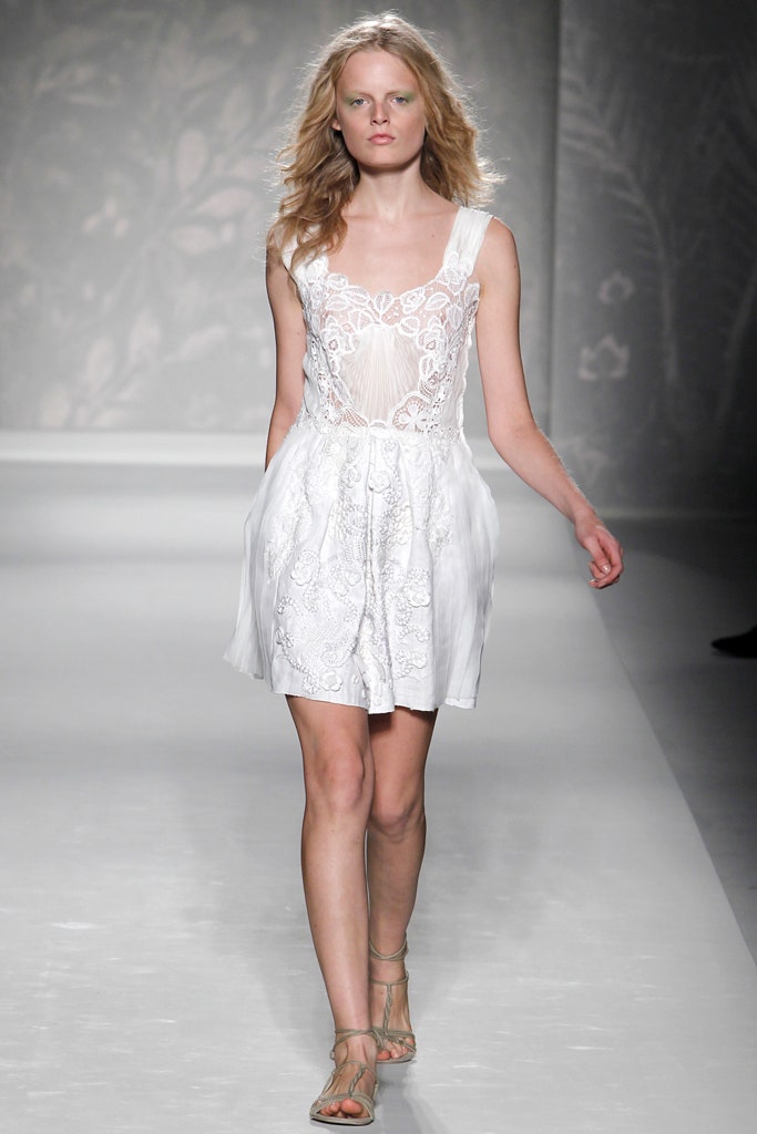 white fitted sleeveless dress