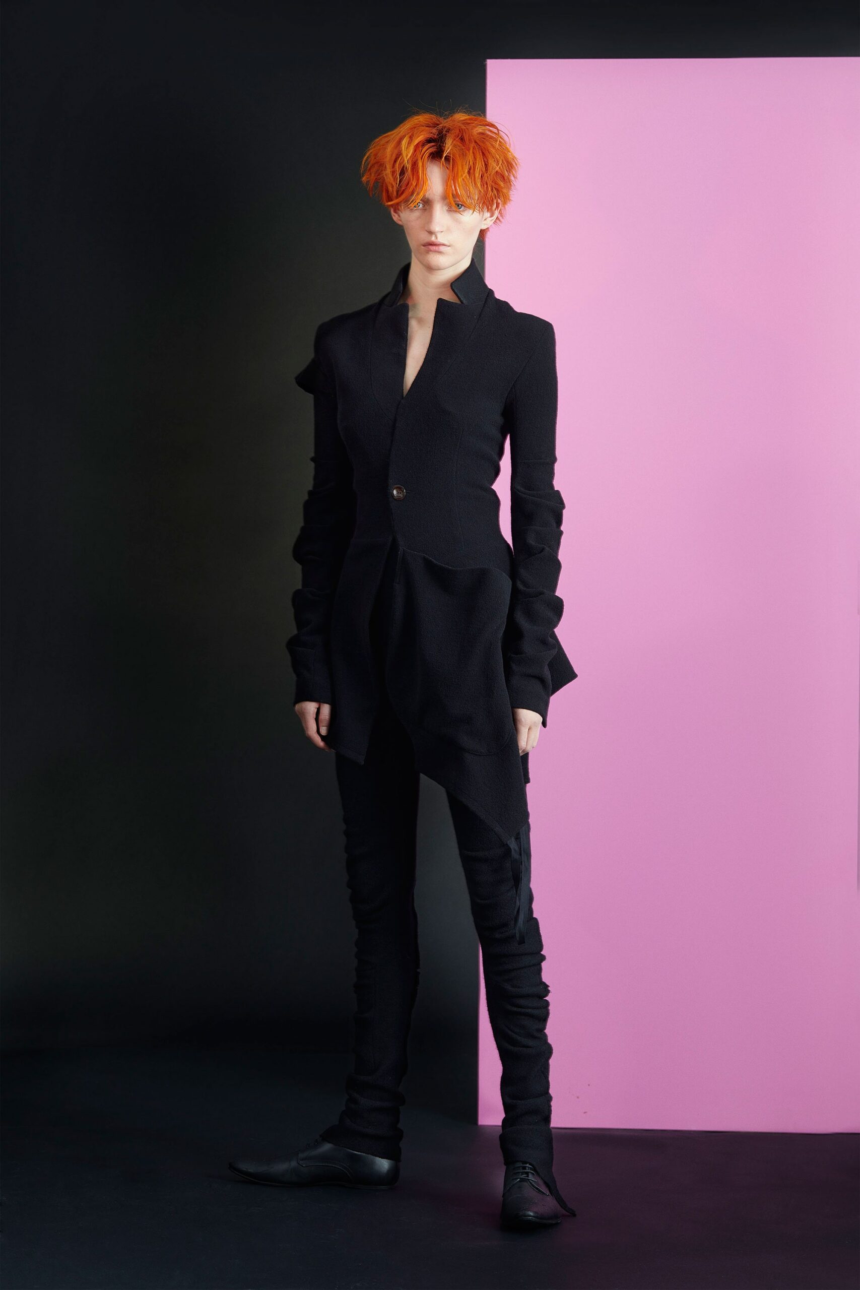 black cotton long-sleeve collared fitted buttoned jacket
