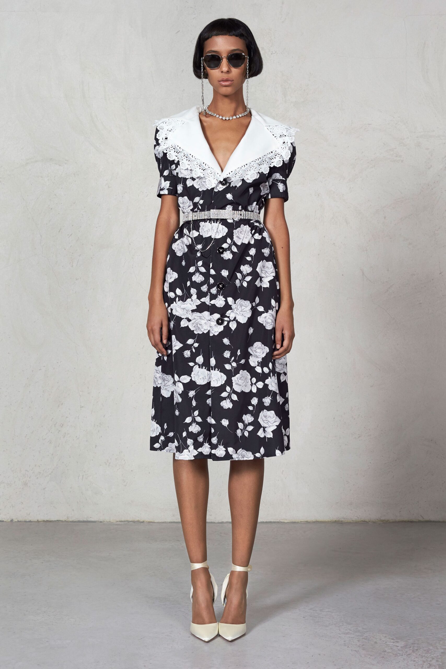 black cotton short-sleeve v-neck fitted floral pleated dress
