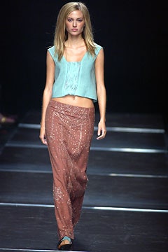 blue cotton sleeveless top and brown printed pants