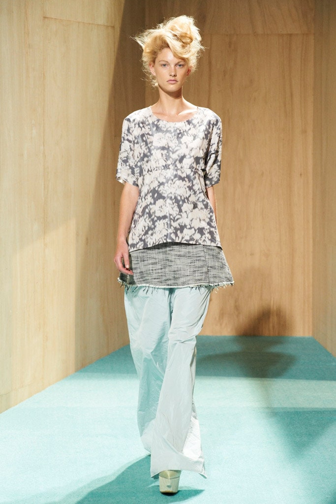 gray cotton short-sleeve scoop-neck relaxed printed top