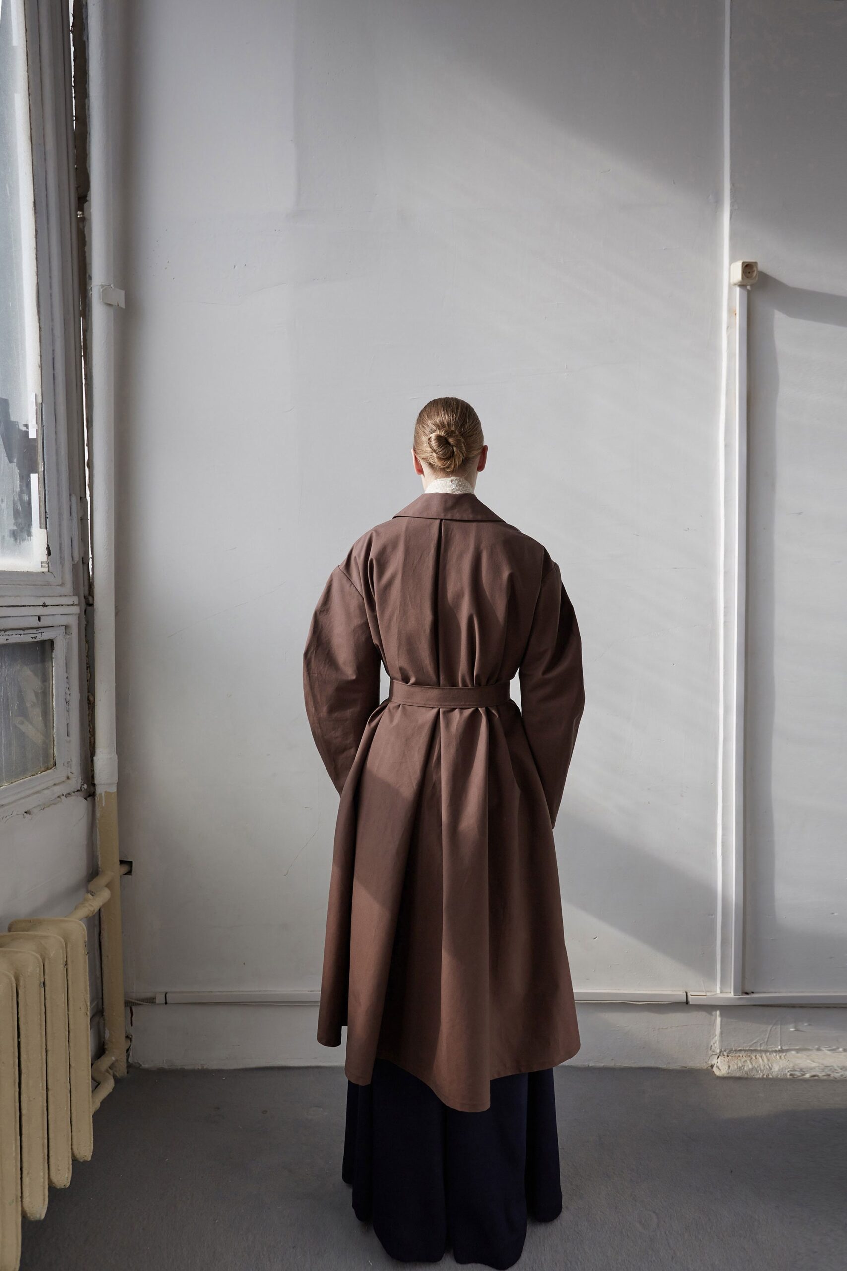 brown cotton long-sleeve collared relaxed belted coat