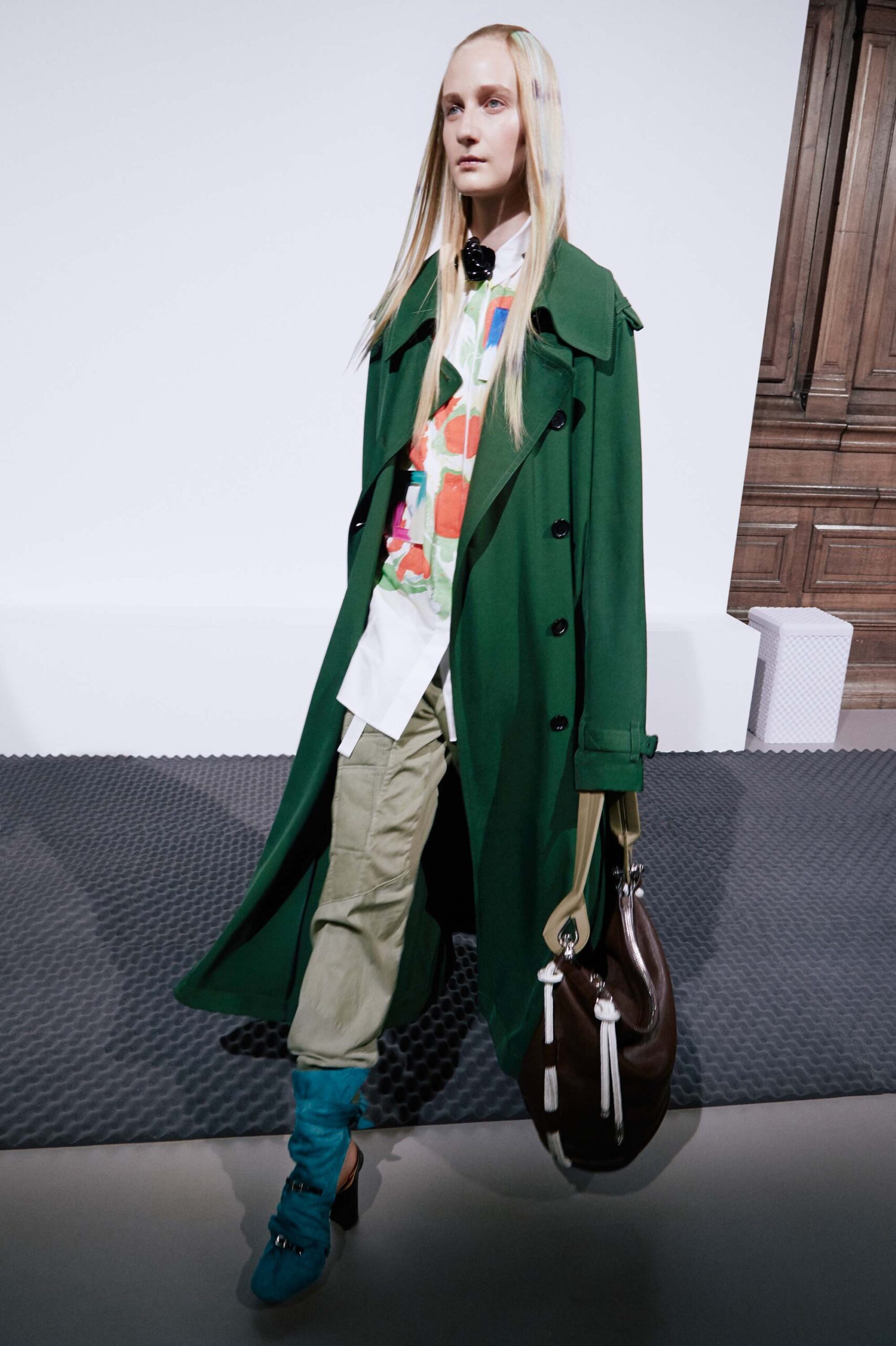 green long-sleeve collared relaxed buttoned coat