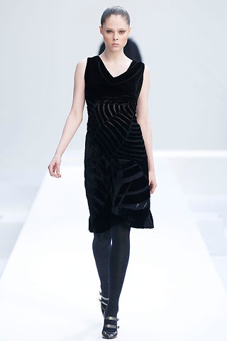 black velvet sleeveless dress