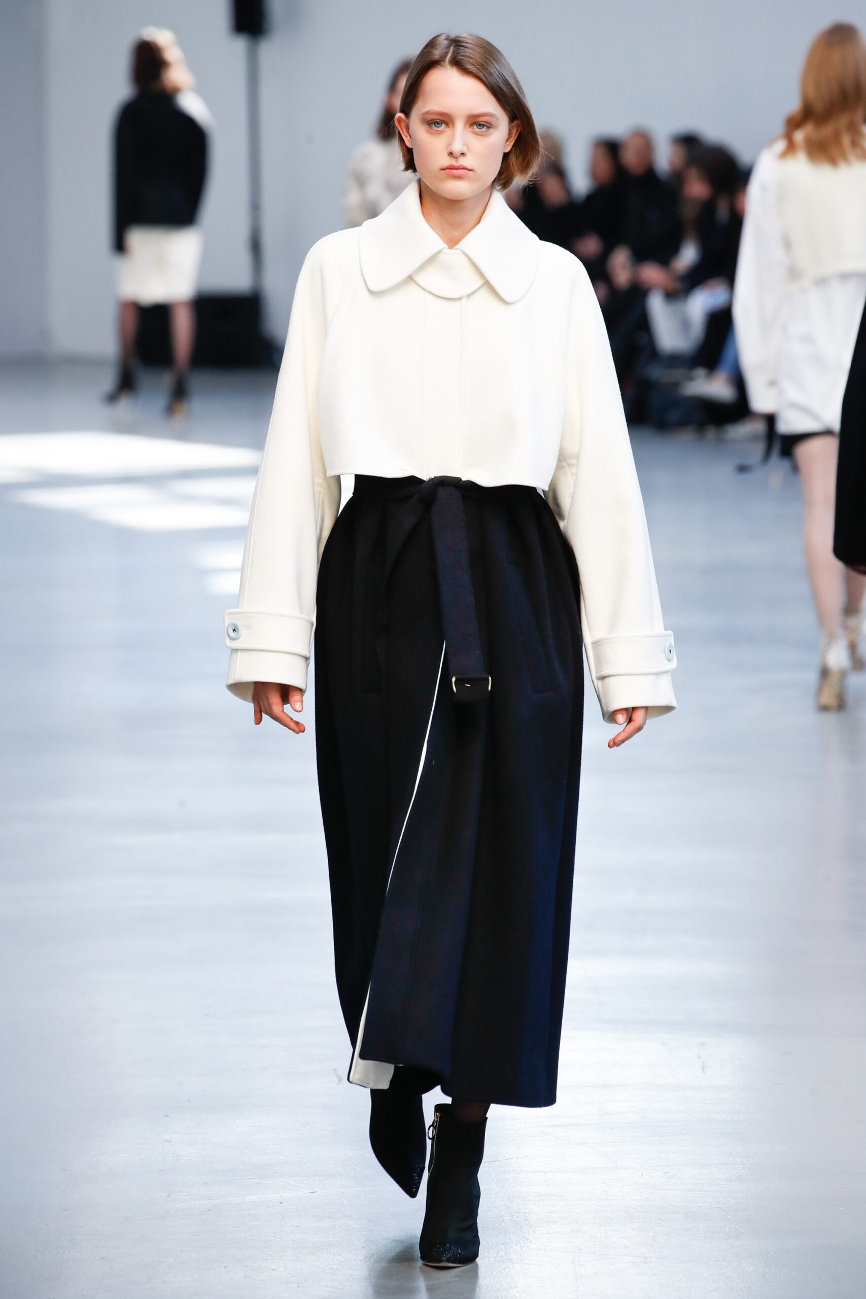 white wool long-sleeve collared fitted buttoned coat