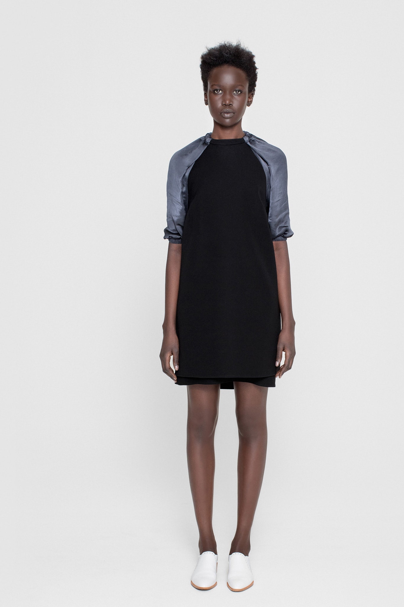 gray silk long-sleeve collared fitted buttoned jacket