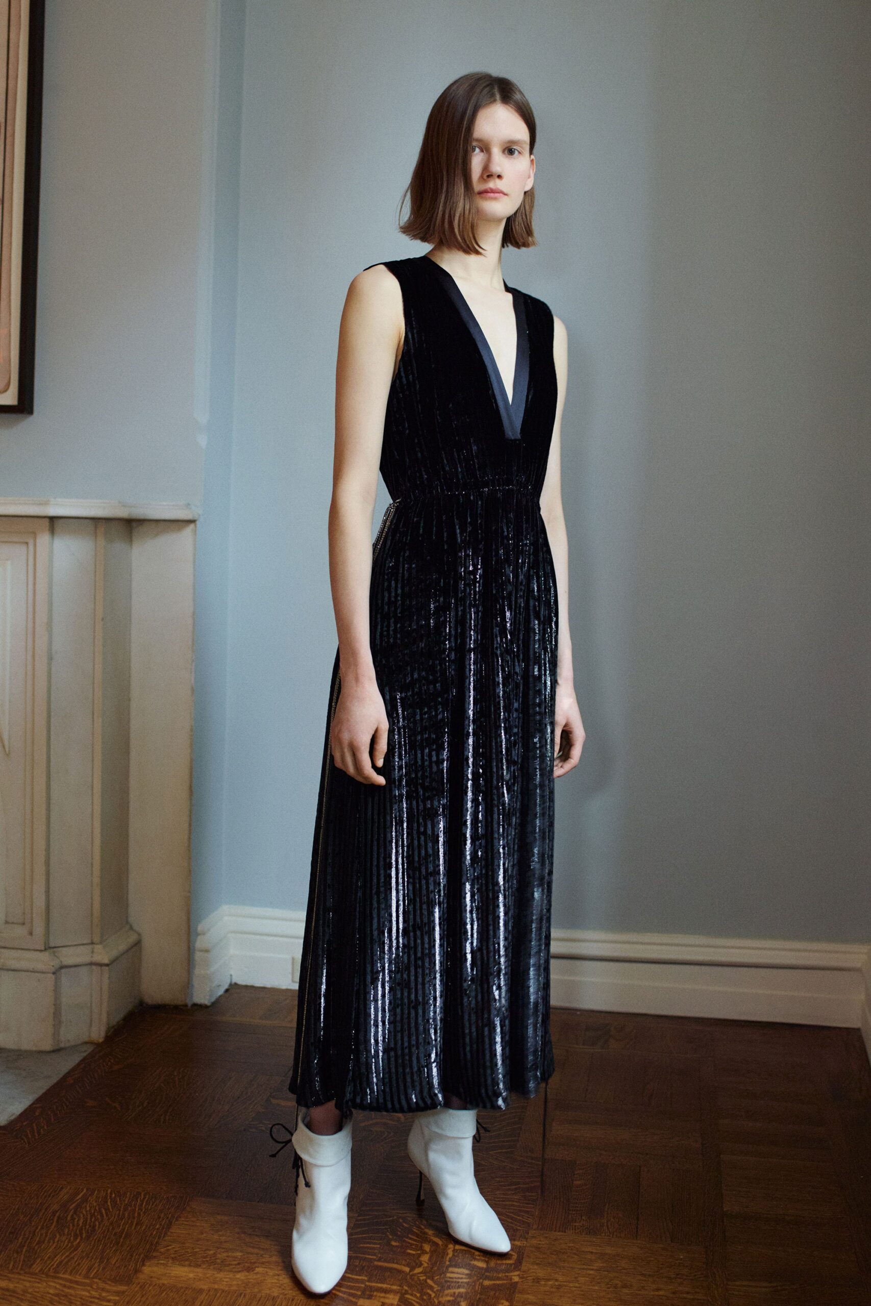 black velvet sleeveless dress
