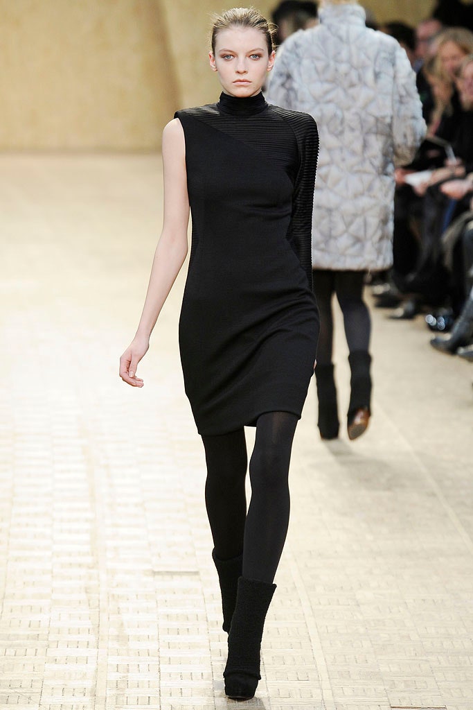 black fitted sleeveless dress