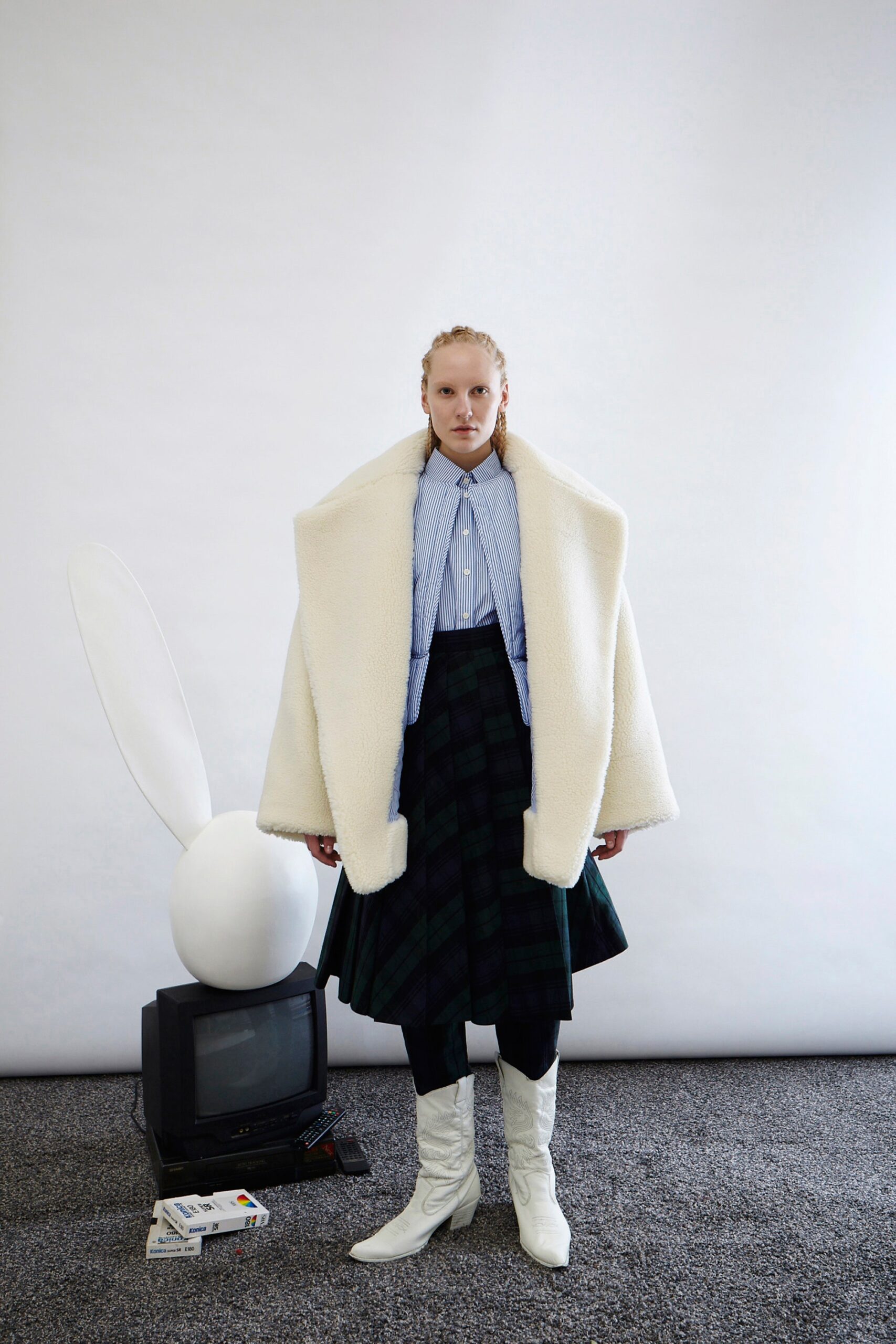 white faux-fur long-sleeve collared oversized draped coat
