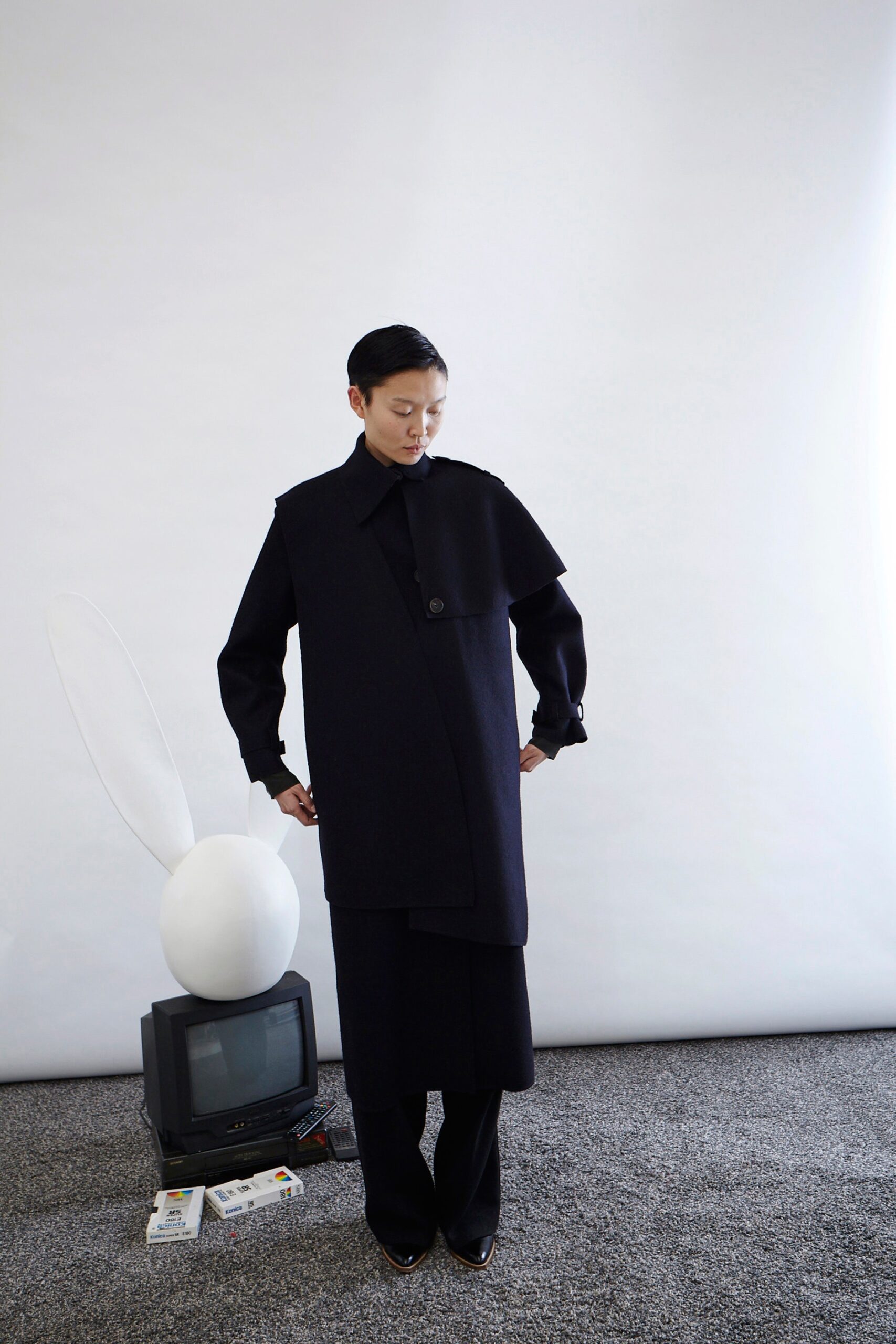 black wool long-sleeve collared relaxed buttoned coat