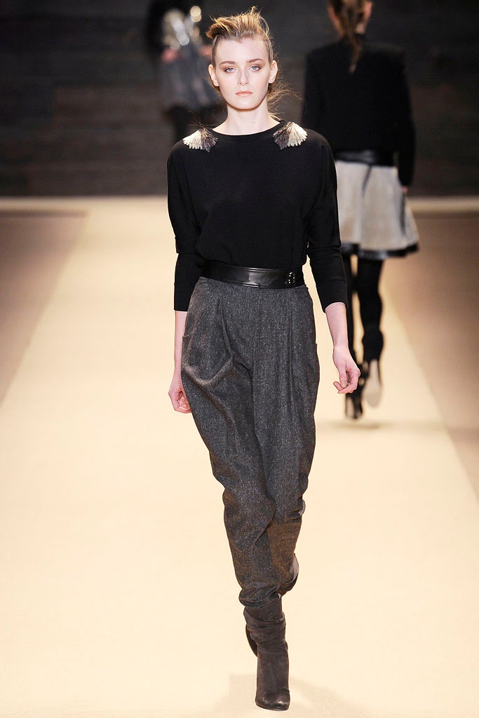 black cotton long-sleeve collared fitted pleated top